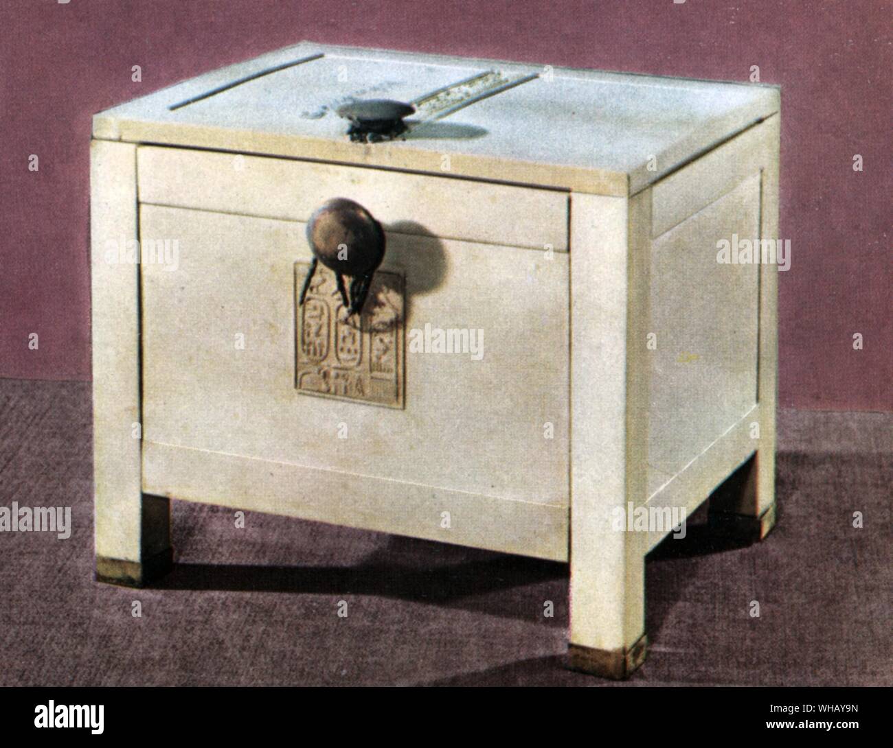 Il più prezioso di tutti i re della casse, fatta di avorio per contenere gli anelli in oro. Tukankhamen, da Christiane Desroches Noblecourt, pagina 107. Foto Stock