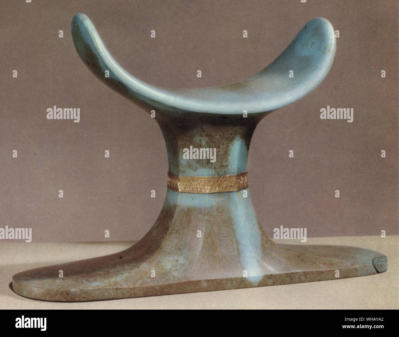 Poggiatesta funeraria in blu opaco in pasta di vetro. Oro fregio decorato con due segni ricorrenti della vita divina. Tukankhamen, da Christiane Desroches Noblecourt, pagina 193. Foto Stock