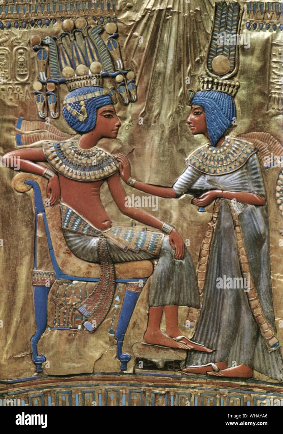 Il retro del placcato oro trono. La regina Ankhesenamun sta ultimando il re Tutankhamon (wc). Tukankhamen, da Christiane Desroches Noblecourt, pagina 30. Foto Stock