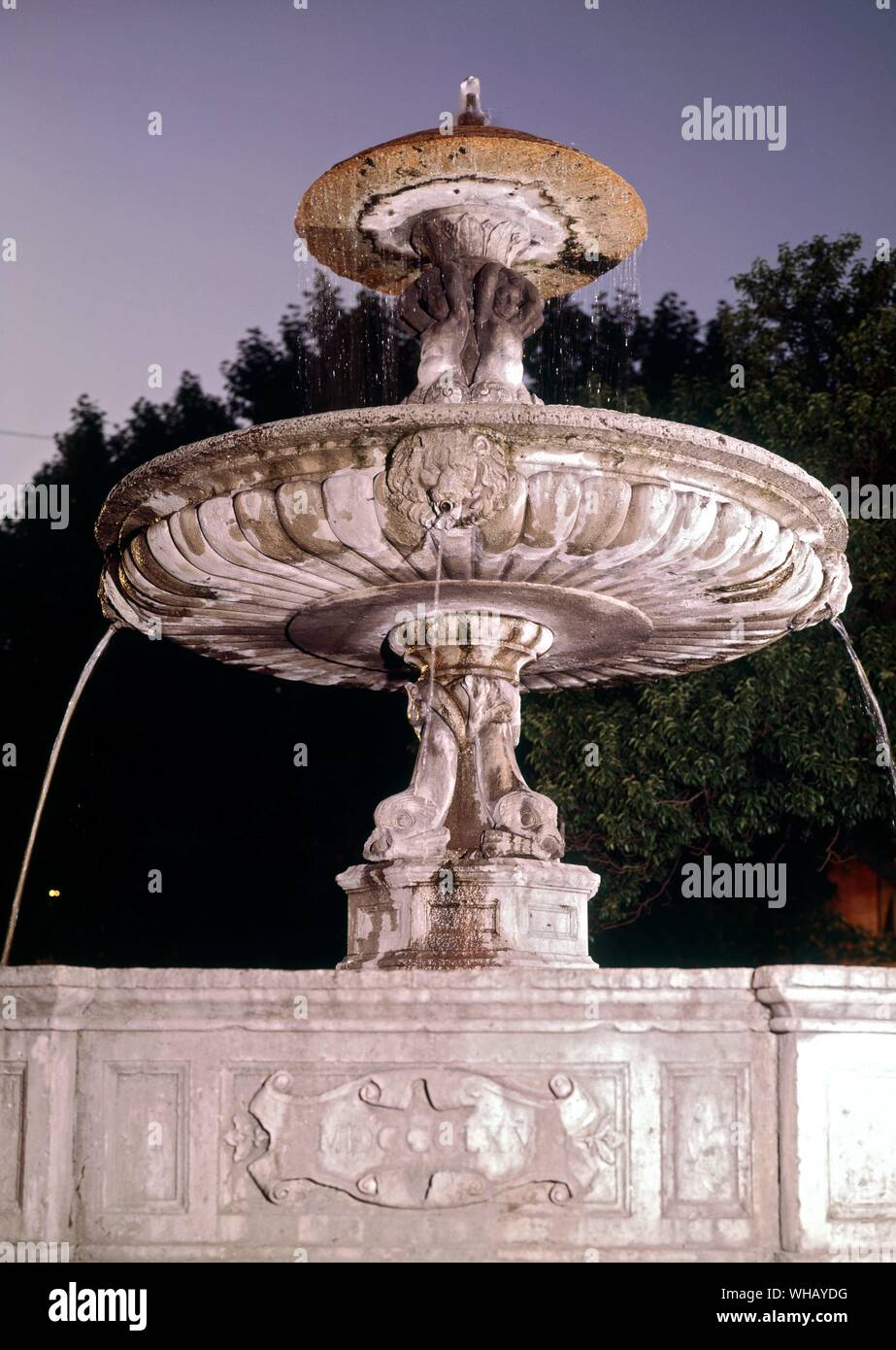 Le acque di Roma da H. V. Morton. Fontana, Piazza Maffal, Roma. . Foto Stock