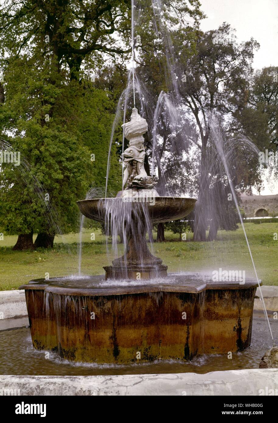 Le acque di Roma da H. V. Morton. Fontana della Lumaca, Villa Doria-Pamphilj. . Foto Stock