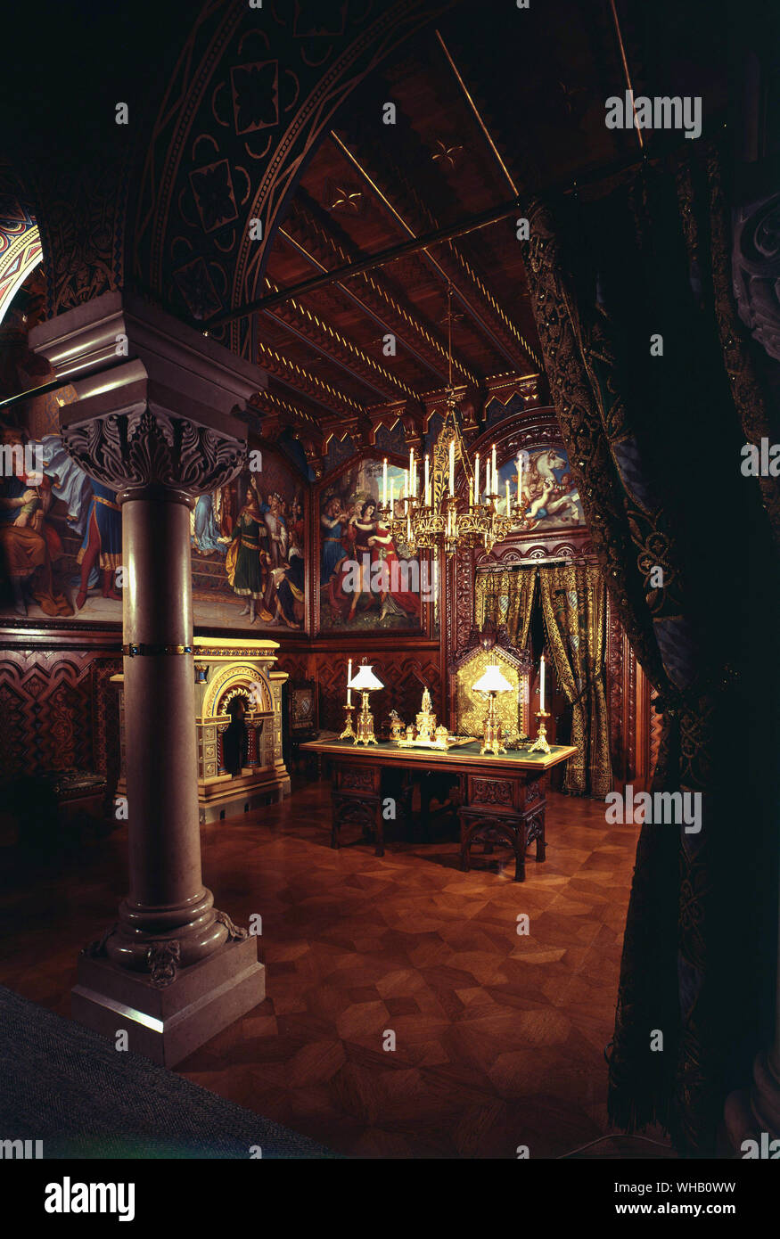 Lo studio nel castello di Neuschwanstein (nuovo swan castello in pietra) - i più famosi del XIX secolo in stile neo-romantico castello nel mondo. In Germania vicino a Hohenschwangau e Fussen nel sud-ovest della Baviera. Costruito da Ludwig II, re di Baviera come un rifugio e omaggio a Richard Wagner, il Re della musa ispiratrice. La più fotografata edificio in Germania e la più popolare destinazione turistica. Foto Stock