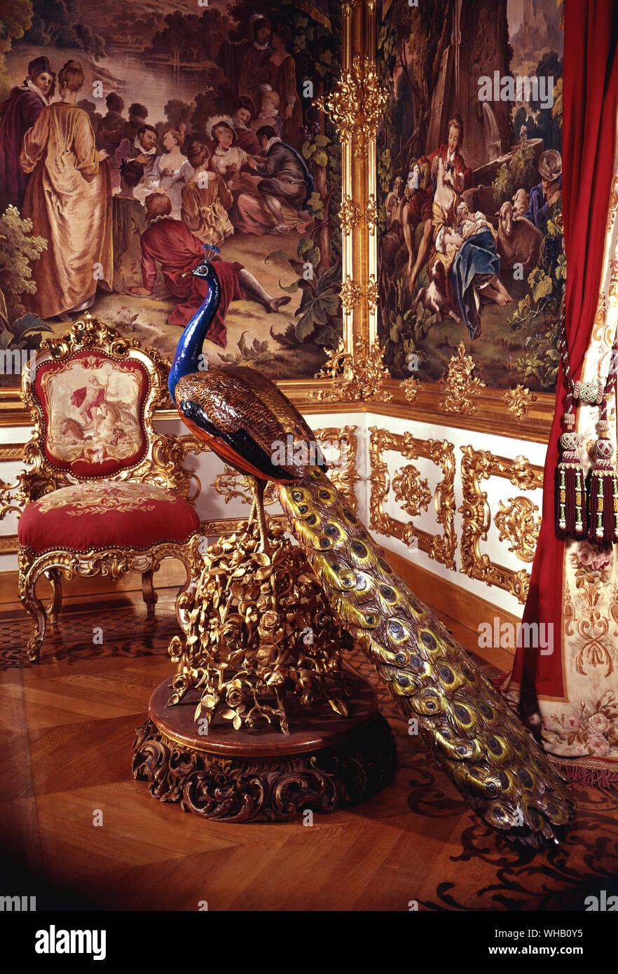 La dimensione della vita di porcellana di Sevres peacock in Occidente Gobelin . Schloss Linderhof, Baviera, Germania. Noto anche come il Western arazzo camera o la sala musica.. Il pavone è stato commissionato da Ludovico II come una replica del Petit Trianon a Versailles.. . . . . . . Sevres Peacock in Gobelins camera (una di una coppia). Linderhof, Germania. Foto Stock