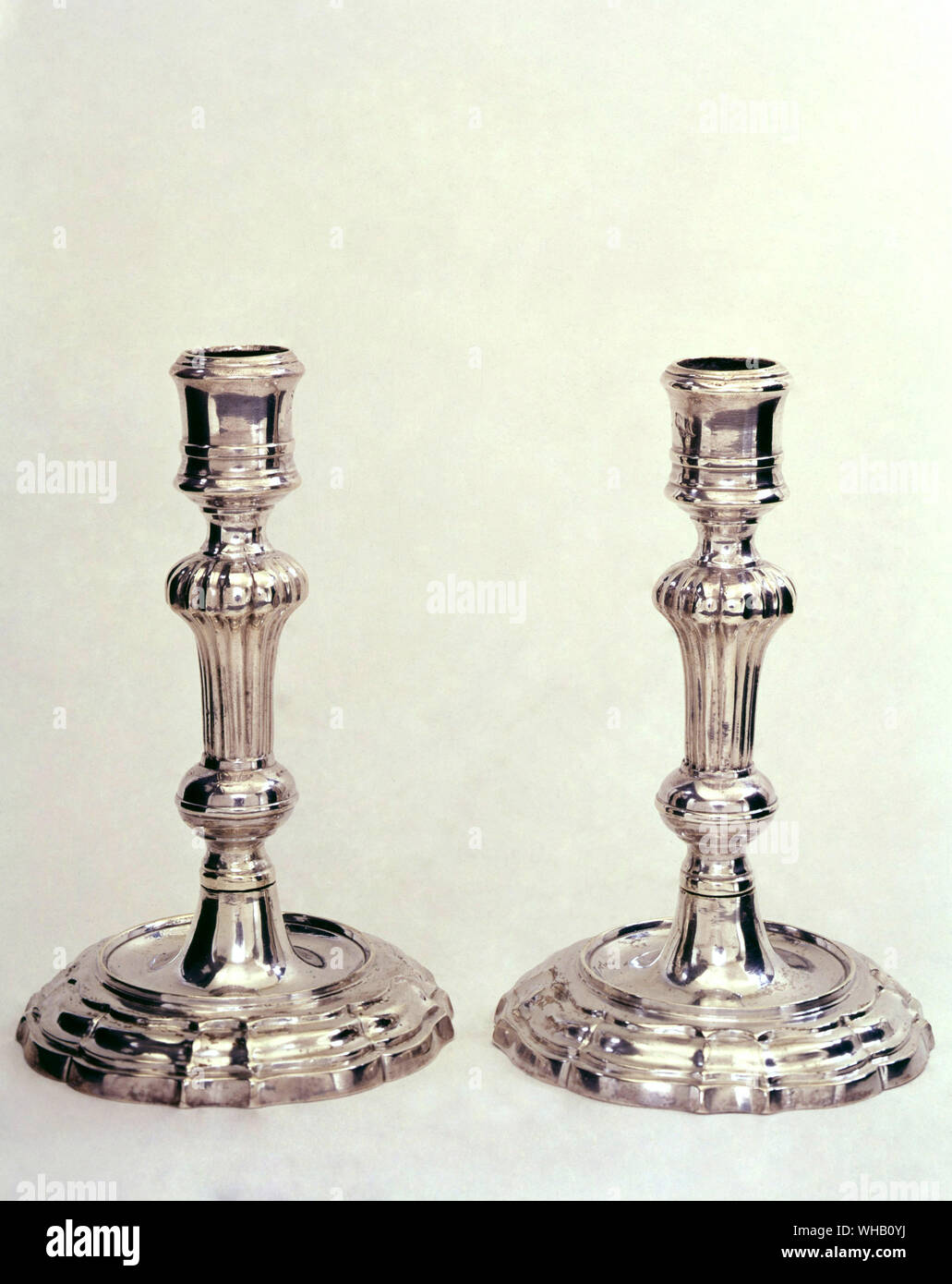 Coppia di candelieri in argento, mark TB monogram con Fleur de Lis e PM, c.1720. Victoria & Albert Museum di Londra. Foto Stock