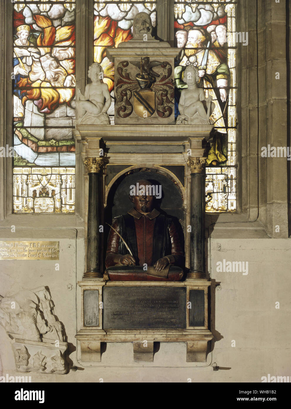 Il Monumento di Shakespeare, eventualmente da Gheerart Janssen, c.1616-23. Chiesa della Santa Trinità, Stratford.. Con il permesso del vicario e Churchwardens della Chiesa della Santa Trinità, Stratford.. William Shakespeare monumento funerario si trova all'interno della chiesa della Santa Trinità, Stratford-upon-Avon, Warwickshire, Regno Unito, la stessa chiesa in cui fu battezzato. Il monumento è montata su una parete al di sopra di Shakespeare's grave. Esso offre un busto del poeta, che detiene un tubetto penna in una mano e un pezzo di carta in un'altra. Le sue braccia sono in appoggio su di un cuscino. Al di sopra di lui è la famiglia Shakespeare stemma del su entrambi i Foto Stock