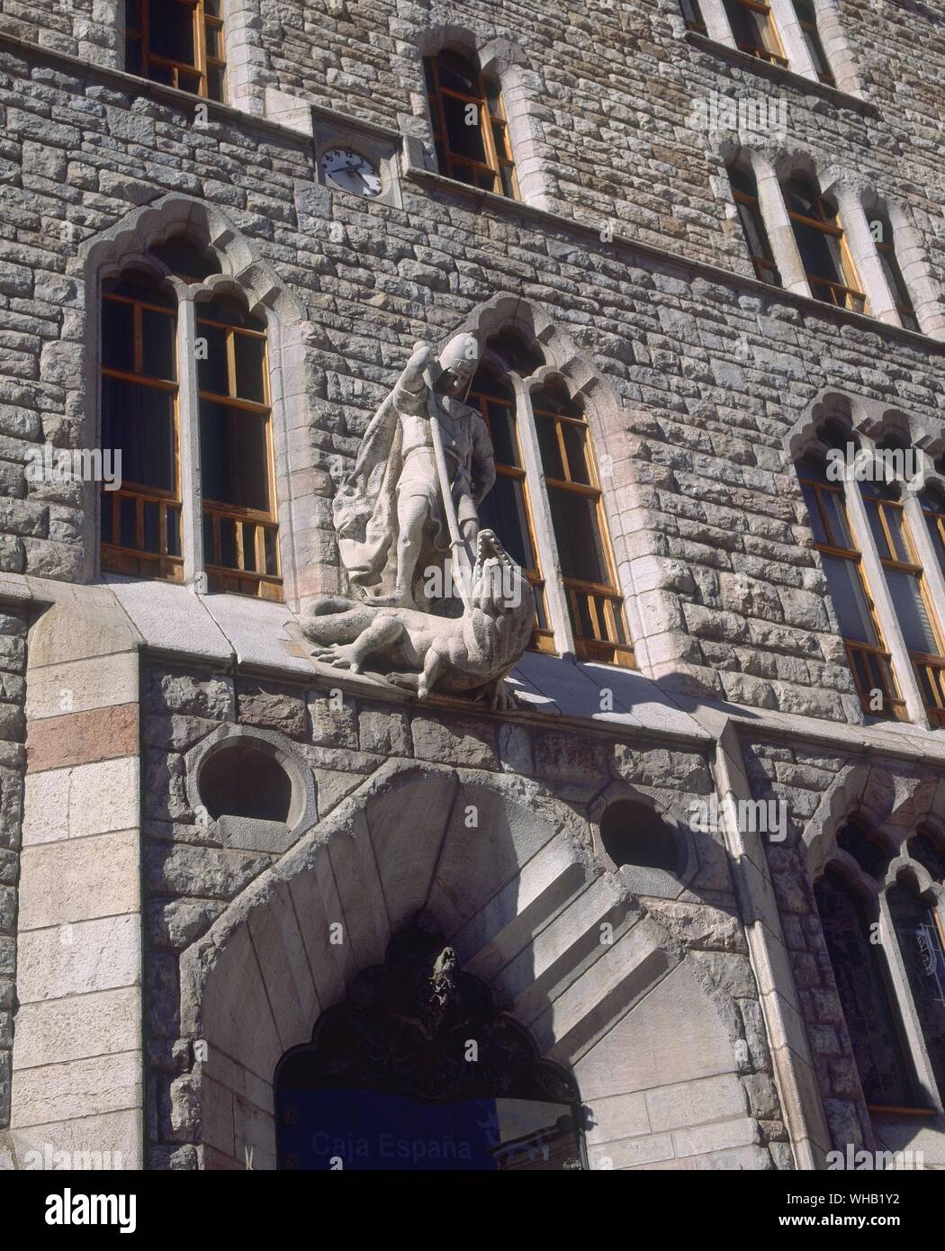 SAN JORGE MATANDO AL DRAGON REALIZADO POR EL ESCULTOR MATAMALA sobre la Puerta principal DE LA CASA BOTINES - 1892-94 - NEOGOTICO ESPAÑOL. Autore: Antonio Gaudi. Posizione: CASA BOTINES. LEON. Spagna. Foto Stock