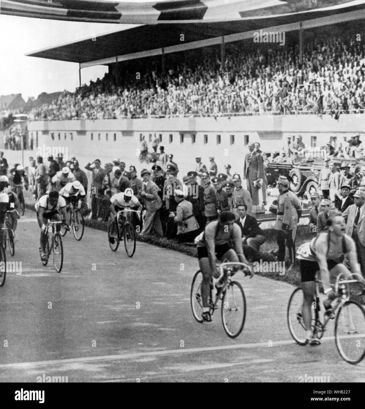 Ciclo di Corsa su strada Charpentier (Francia) prima attraverso il traguardo per i Giochi Olimpici di Berlino 1936 Foto Stock