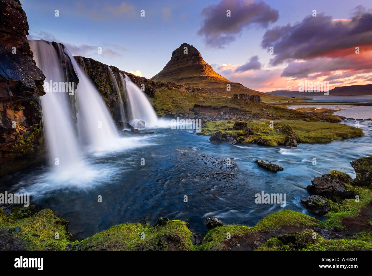 Alba sul Kirkjufell (Chiesa Montagna in islandese) e cascata Kirkjufellsfoss, vicino Grundarfjoraur, Snaefellsnes Peninsula, Western Islanda Foto Stock