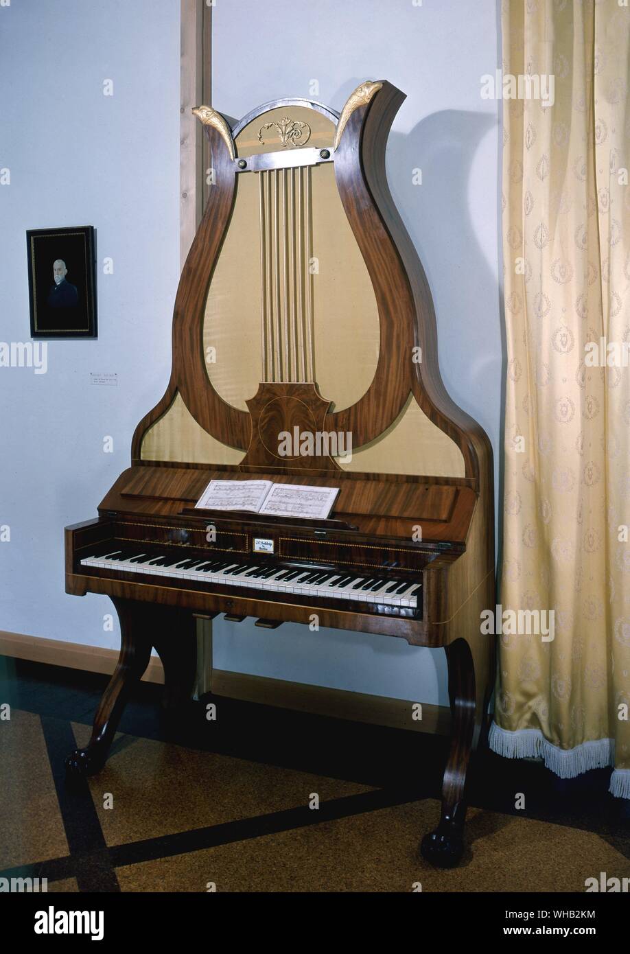 Pianoforte Lyra/Siegel c.1825 da Schlop di Berlino circa sei e mezzo di ottave.. Foto Stock