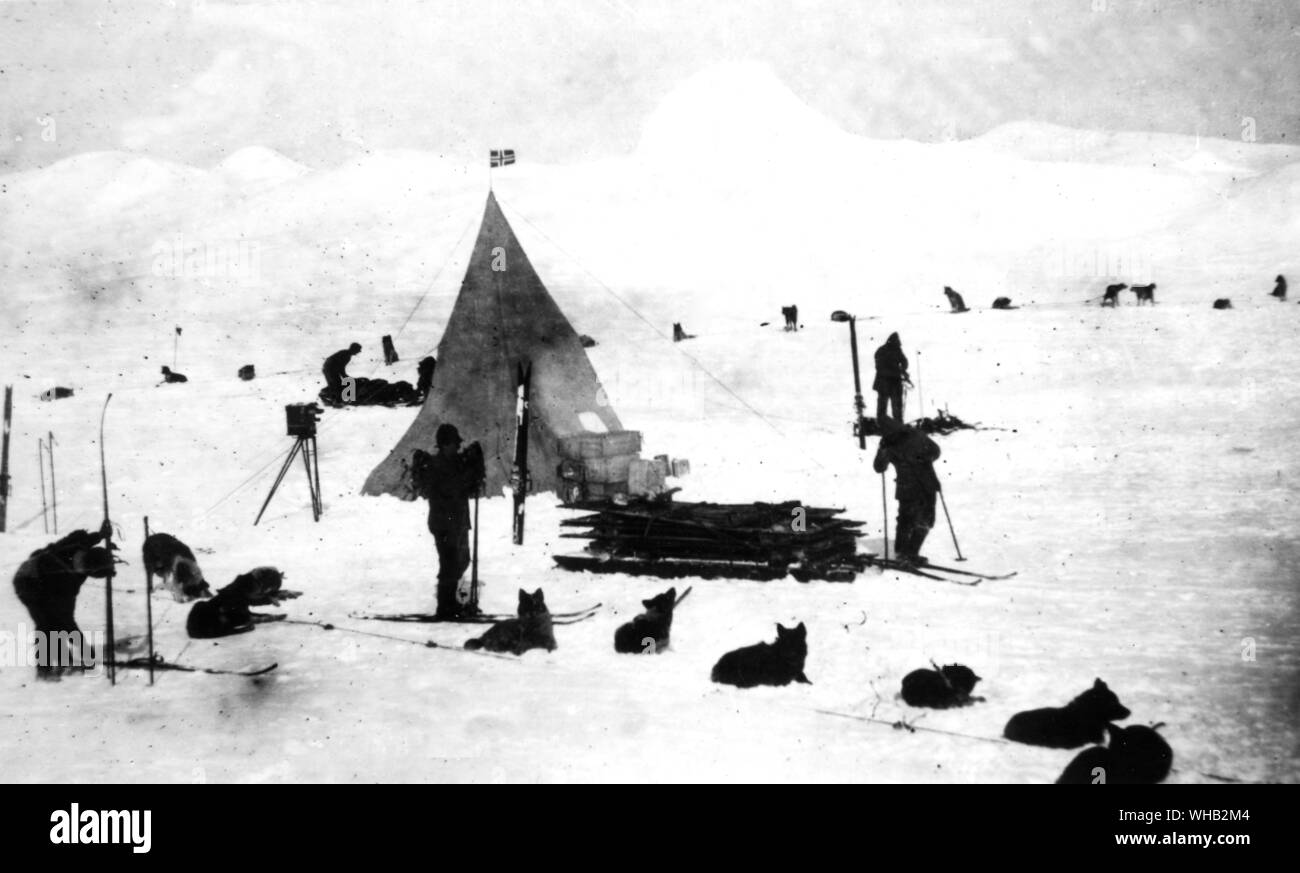 Capt Roald Amundsen e il suo team di spedizione 1911-12. 1° Camp del cane Foto Stock
