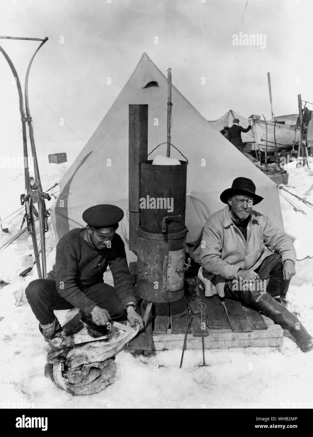 Sir Ernest Shackleton e Frank Hurley a camp Foto Stock