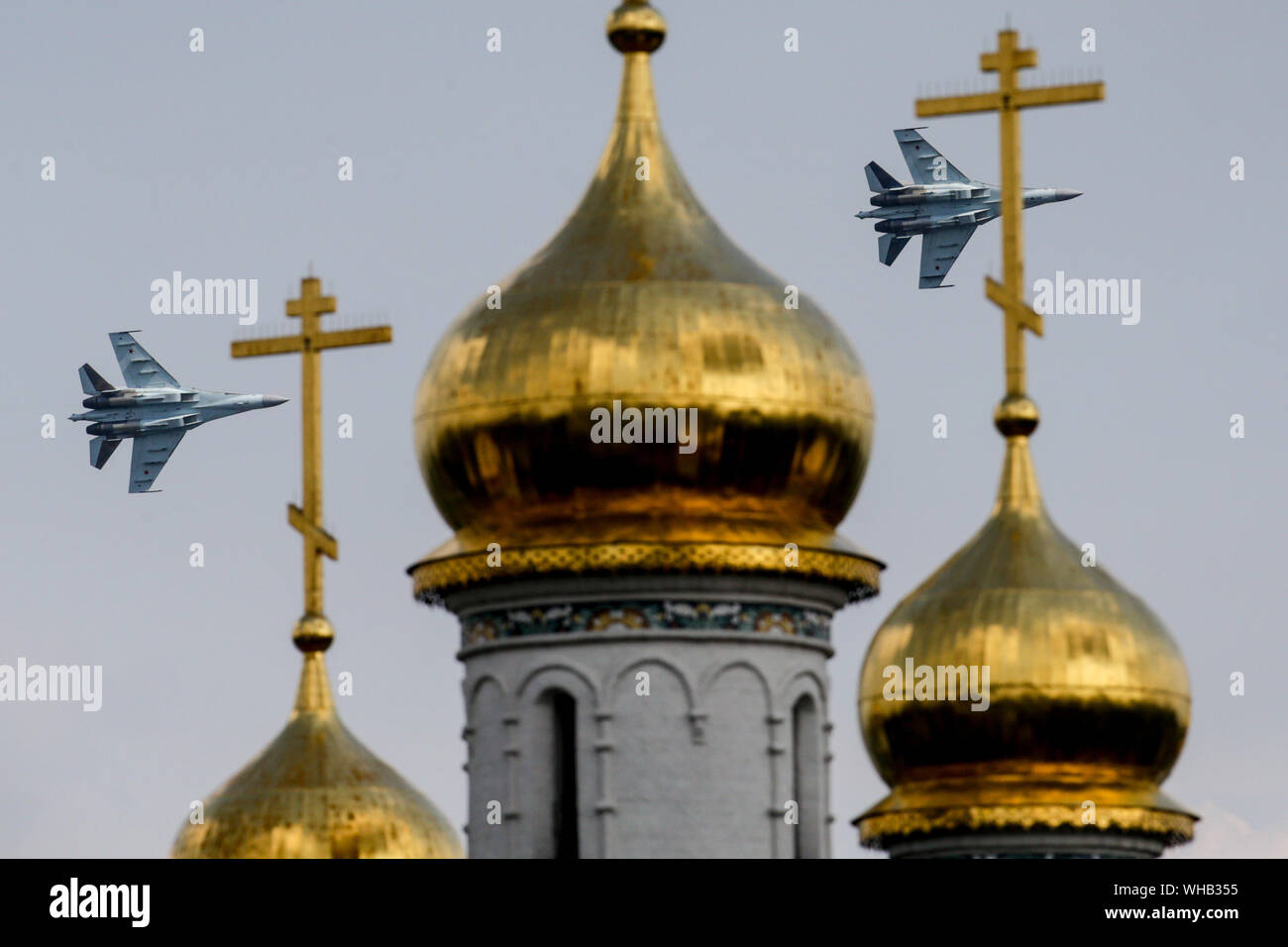 Due Sukhoi Su-35 S jet combattenti del 'falchi della Russia' team eseguire il suo volo visualizzare il giorno finale di MAKS-2019 Moscow International Airshow Zhukovsky vicino, a sud-est di Mosca. Foto Stock
