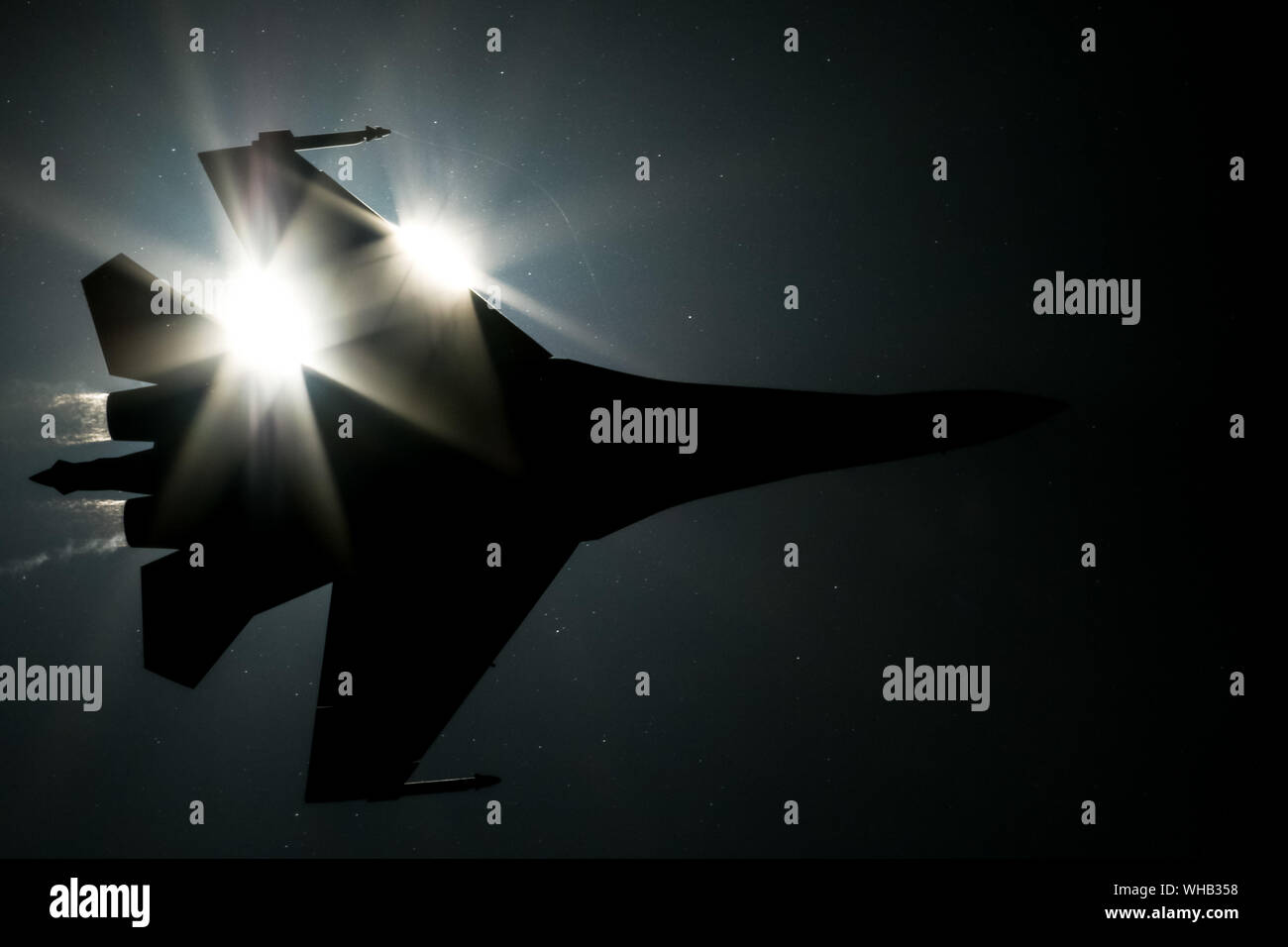 Il Sukhoi Su-35 S (il flanker-E) jet fighter sagome contro il sole come prende parte al MAKS-2019 Moscow International Airshow Zhukovsky vicino, a sud-est di Mosca. Foto Stock