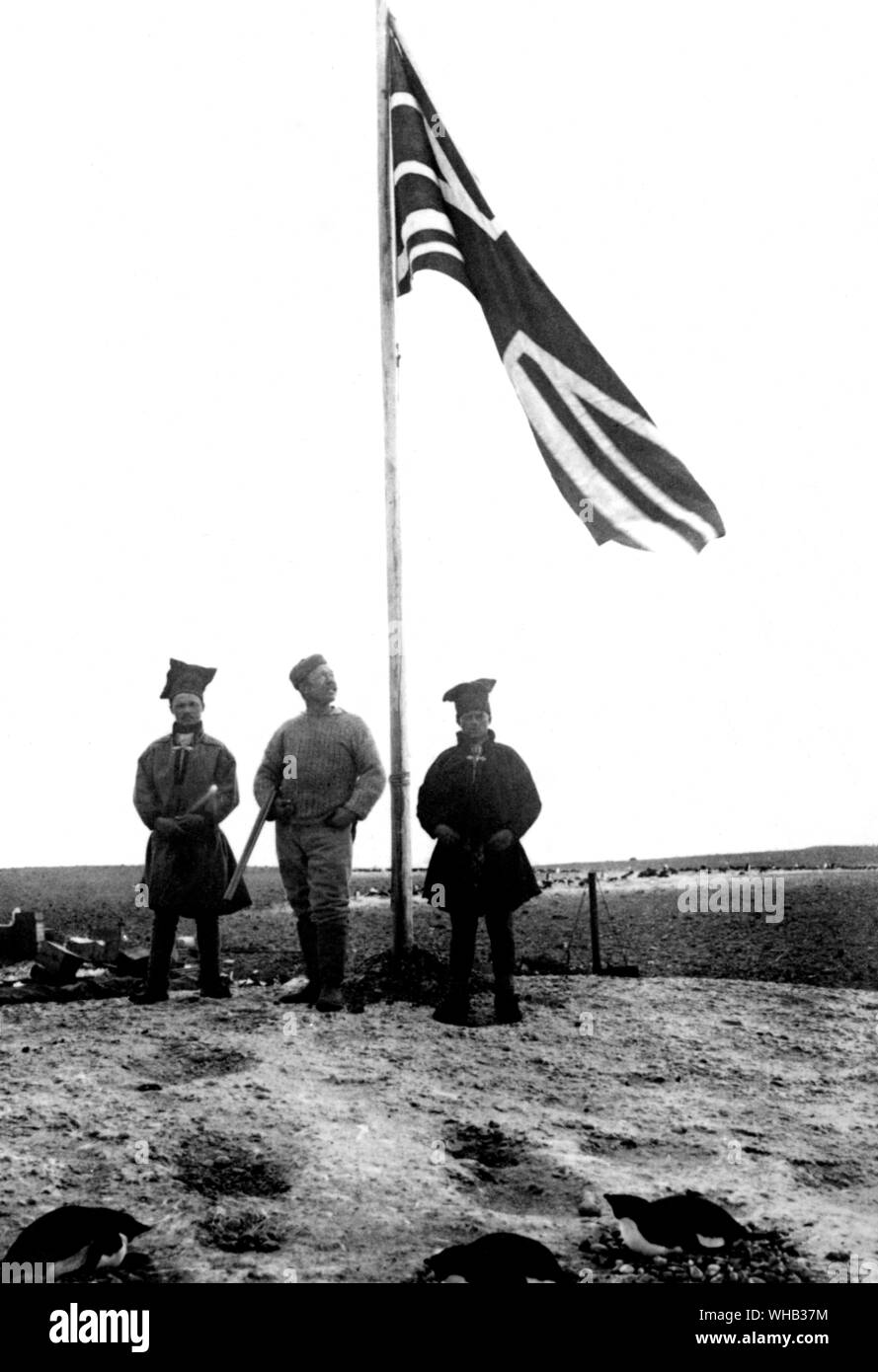 Esploratore britannico Carsten Borchgrevink sollevando la bandiera britannica. 1900 Foto Stock
