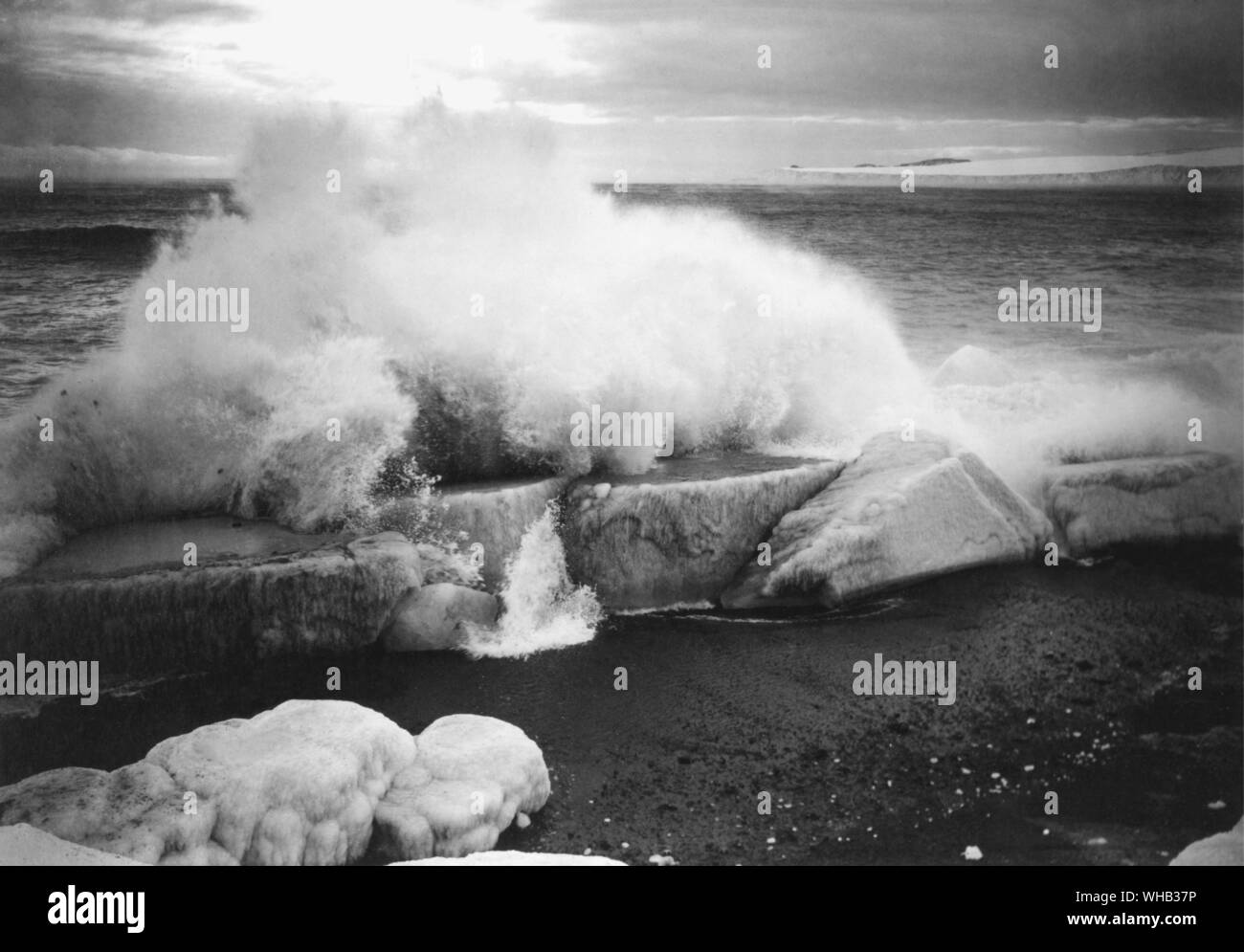 Wave rottura sulla spiaggia bagnata Feb 28 1911 Foto Stock