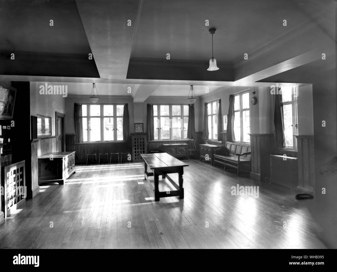 Giovanni Cavalieri Downs School Colwall. Libreria con Gordon Russell mobilio in legno e pannelli Foto Stock