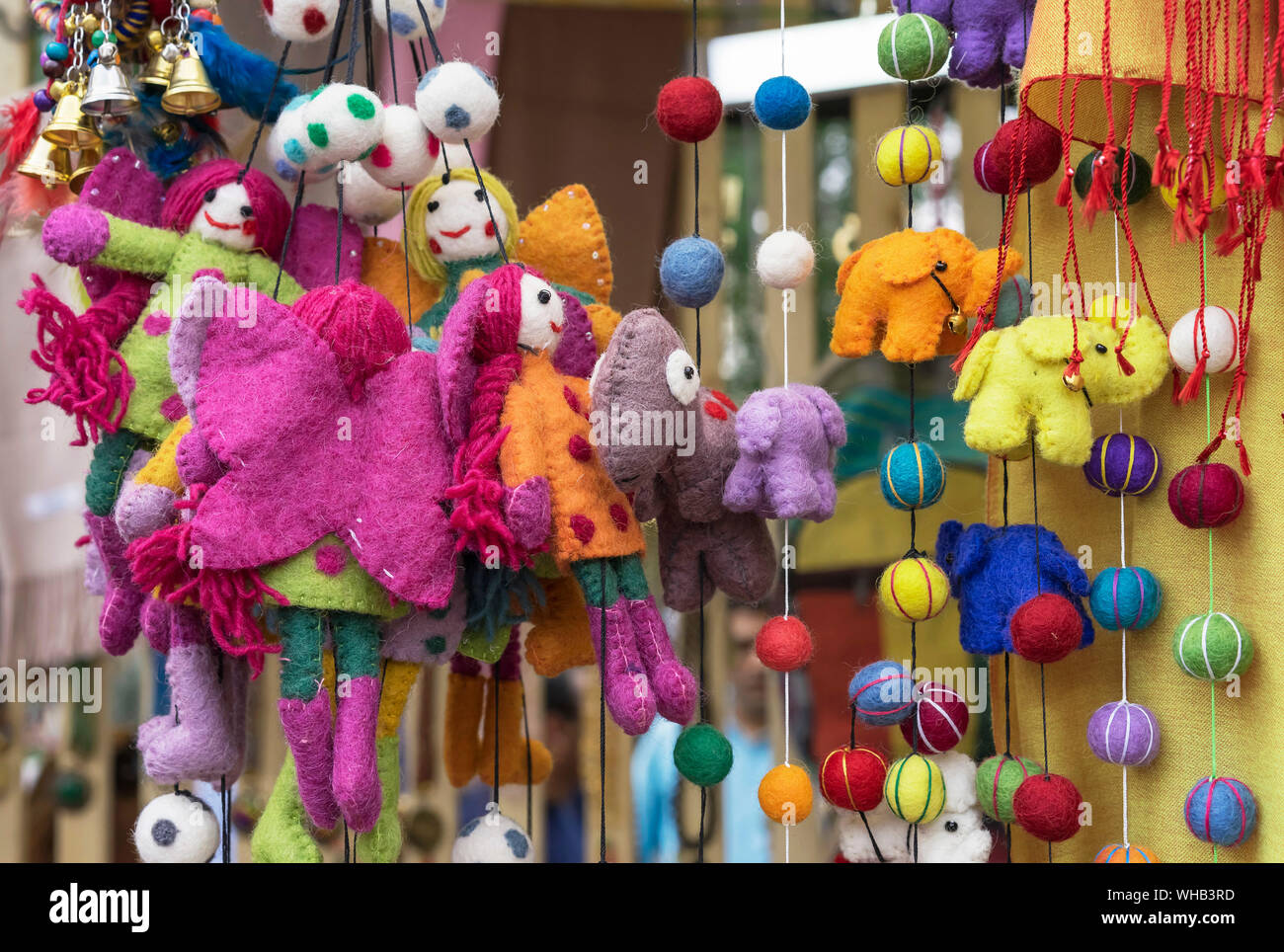 Giocattoli in feltro. Luminose giocattoli di lana nella vetrina di un negozio di articoli da regalo. Foto Stock
