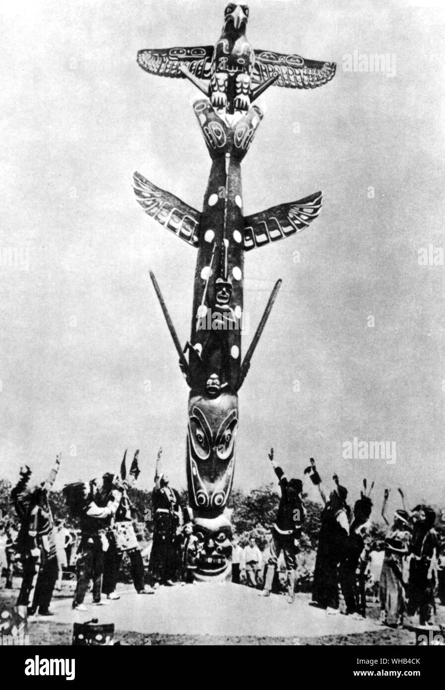 Il Totem Pole, Lincoln Park di Chicago - Totem sono sculture monumentali scolpiti da grandi alberi, di solito il cedro, tipicamente Western Redcedar, da un certo numero di culture indigene lungo la Pacific Northwest costa del Nord America. La parola totem è derivato dalla parola Ojibwe odoodem, il suo totem, il suo gruppo di parentela (root -oode).. Foto Stock