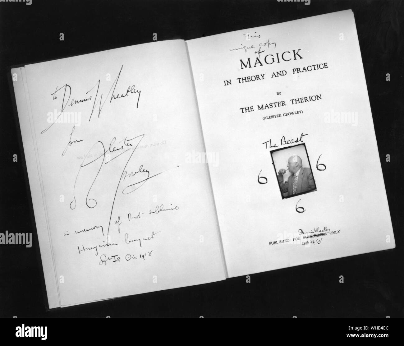 Questa unica copia di MAGICK in teoria e pratica del Maestro Therion (Aleister Crowley) La Bestia 666, pubblicata per Dennis Wheatley solo 1934 - iscritto a Dennis Wheatley da Aleister Crowley in memoria di quel sublime banchetto ungherese nel 1928.. Foto Stock