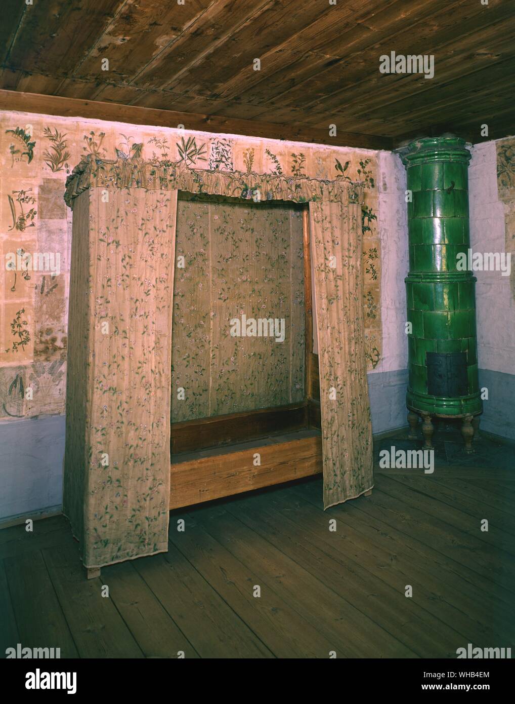 Le caratteristiche architettoniche : Letti e camere da letto - Linnaeus' s camera da letto a Hammarby , Uppsala , Svezia. Linnaeus tappezzato le pareti del suo studio e camera da letto con piastre da due opere sui fiori Foto Stock
