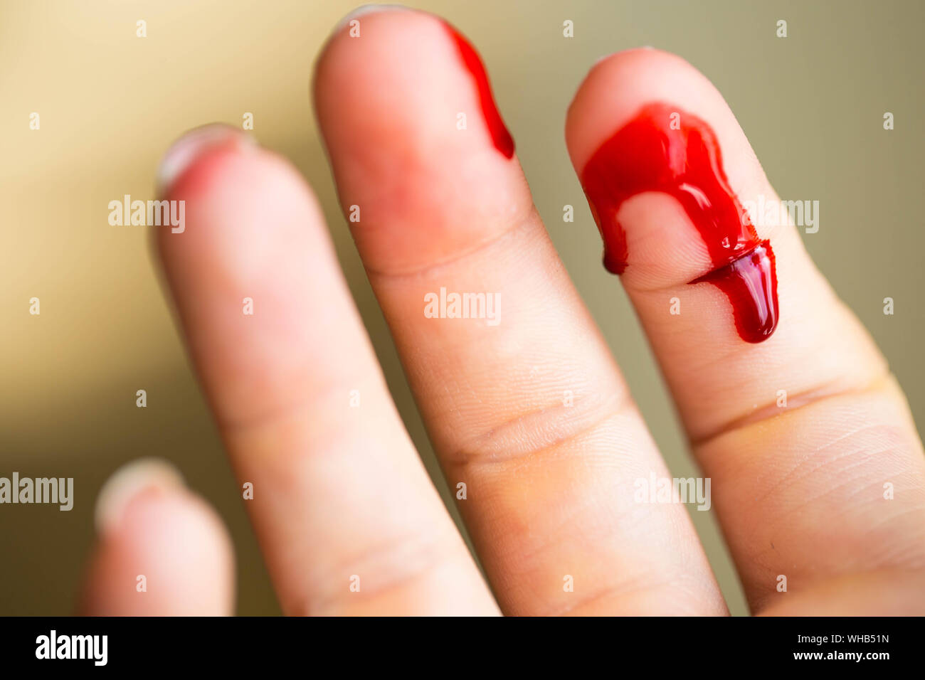 Cut finger bleeding immagini e fotografie stock ad alta risoluzione - Alamy