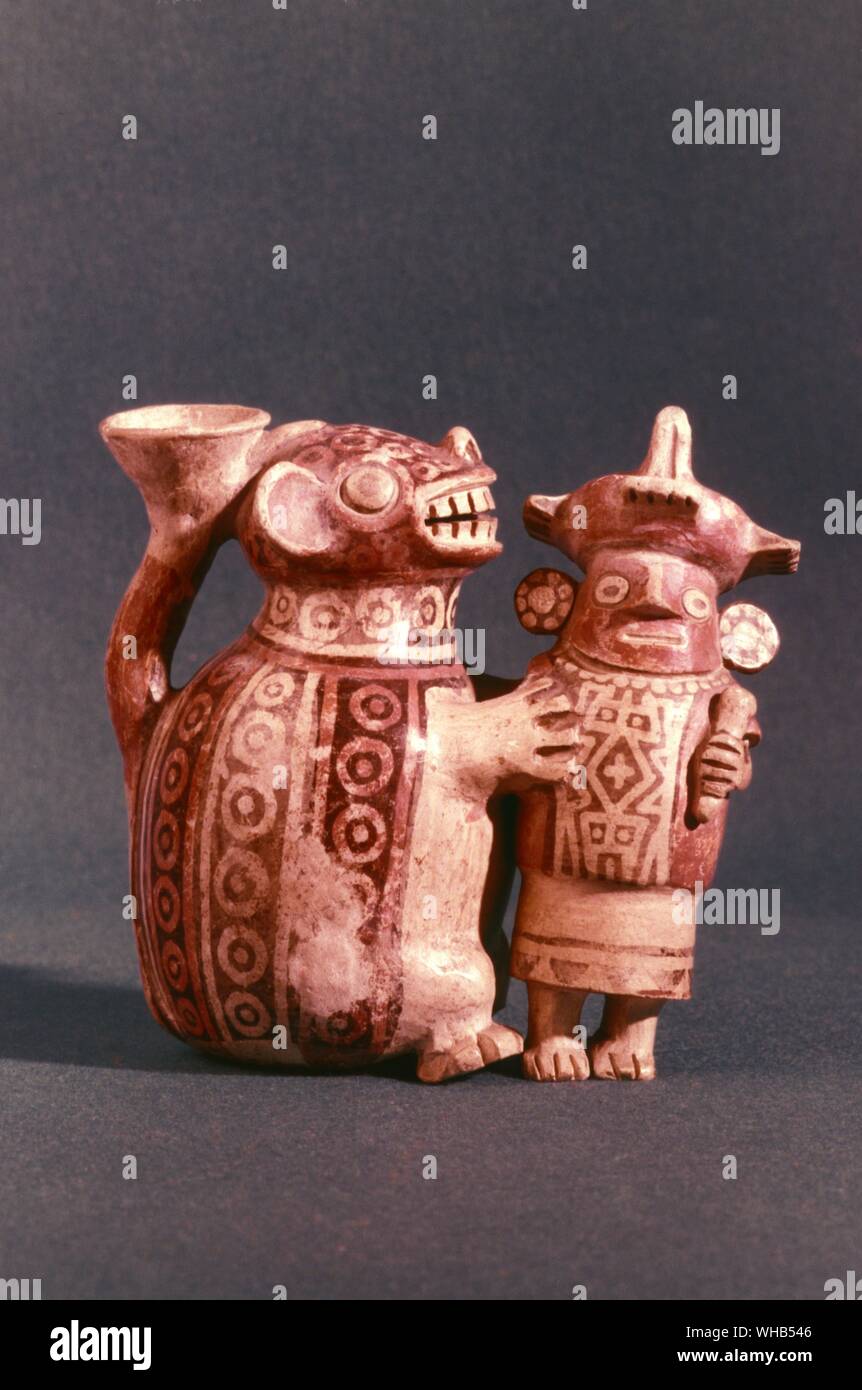 Vaso in ceramica di un animale tenendo una bambola , Recuay , Perù , America del Sud Foto Stock