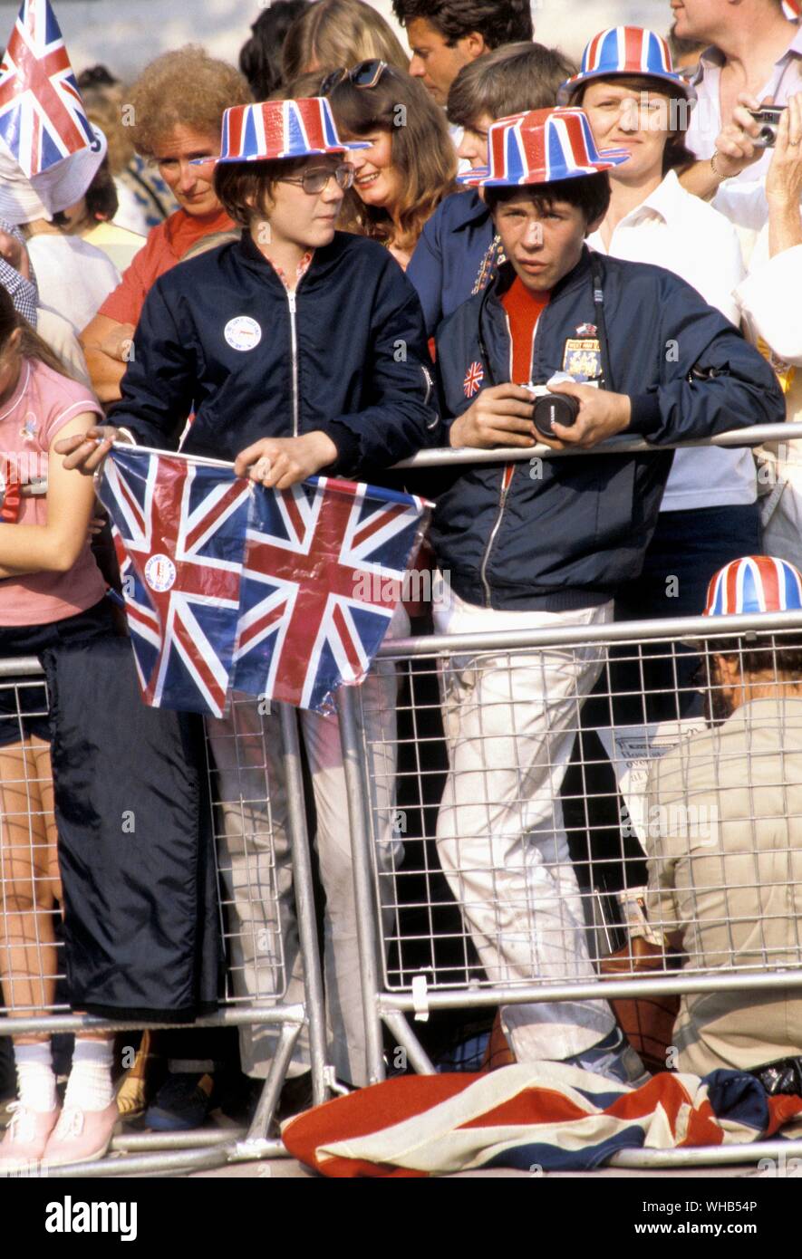 Spettatori in mezzo alla folla in occasione delle nozze del principe e della Principessa di Galles (Lady Diana Spencer) 29 luglio 1981.. Foto Stock