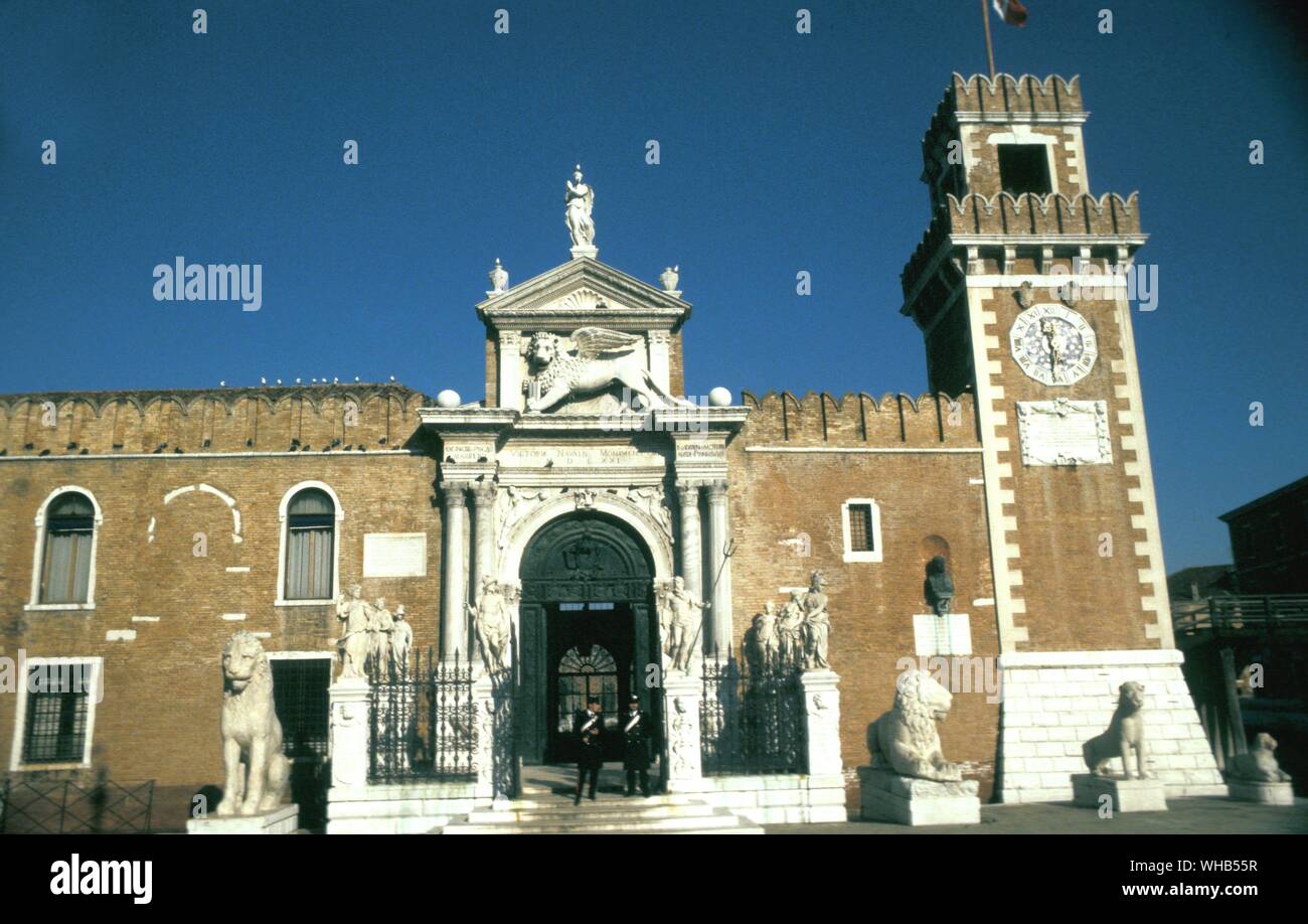 L Arsenale - Venezia - Arsenale Veneziano (Italiano: Arsenale di Venezia) è un cantiere navale e di deposito che ha svolto un ruolo di primo piano nel Veneto della costruzione di un impero. Essa è stata una delle più importanti aree di Venezia, situato nel sestiere di Castello. Foto Stock