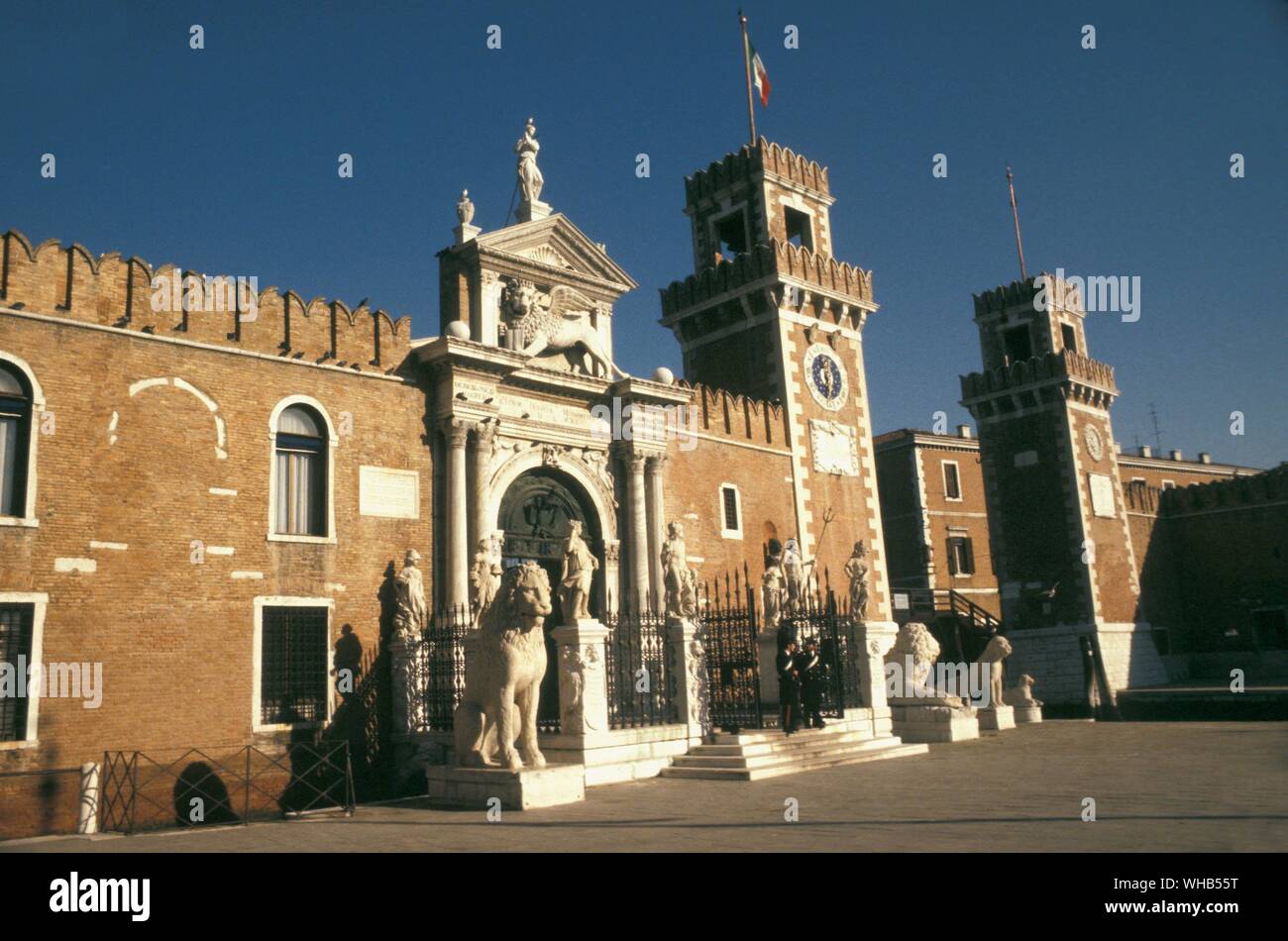 L Arsenale - Venezia - Arsenale Veneziano (Italiano: Arsenale di Venezia) è un cantiere navale e di deposito che ha svolto un ruolo di primo piano nel Veneto della costruzione di un impero. Essa è stata una delle più importanti aree di Venezia, situato nel sestiere di Castello. Foto Stock