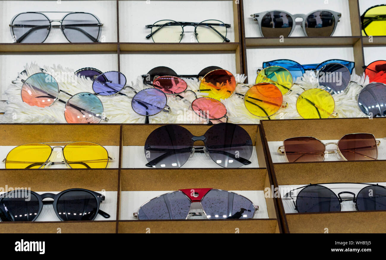 Occhiali da sole di diverse forme e colori. Moda occhiali da sole per proteggere gli occhi dai raggi ultravioletti. Foto Stock