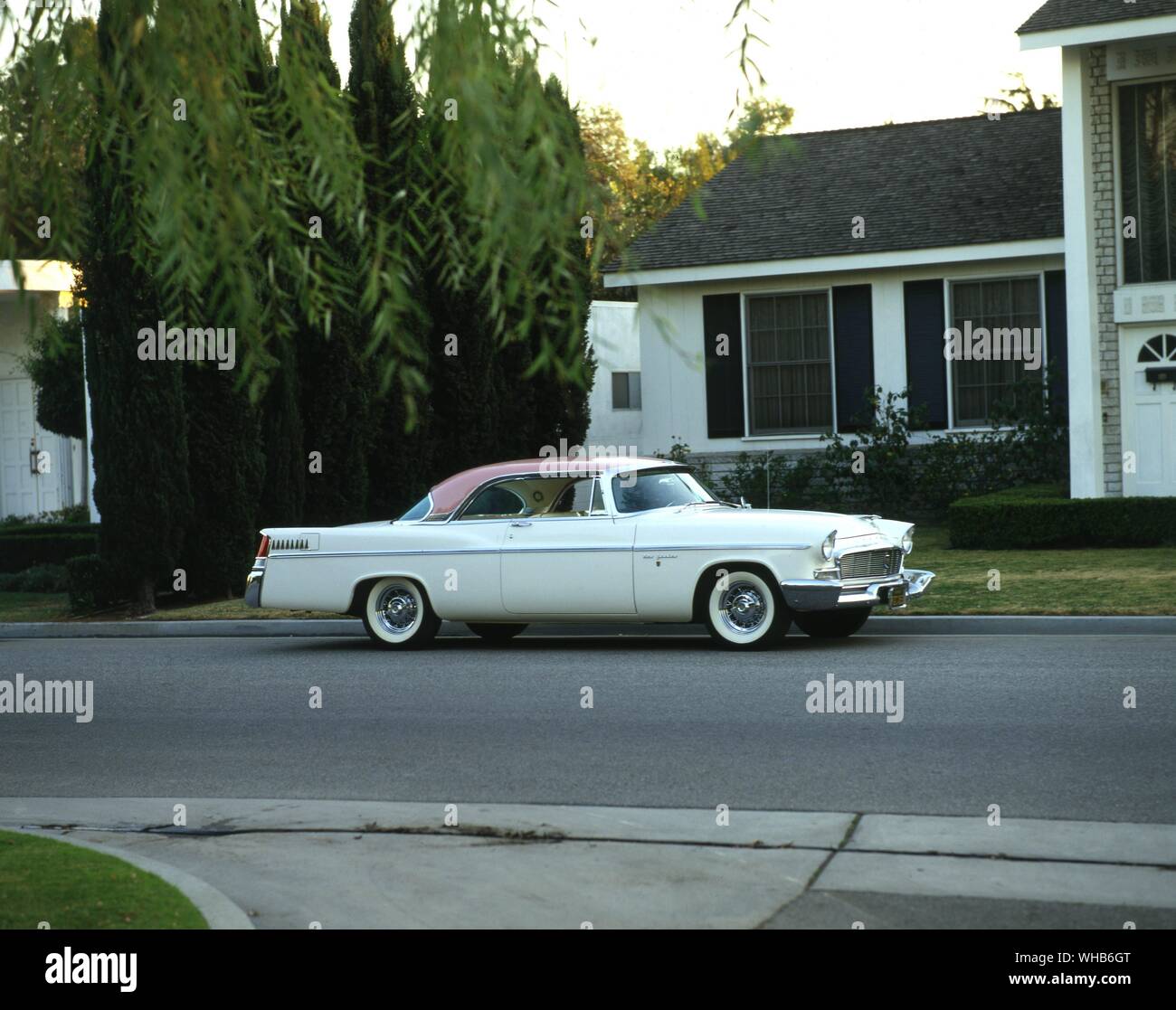 Trasporto su strada 1956. Chrysler New Yorker Deluxe Chevrolet Bel Air Foto Stock