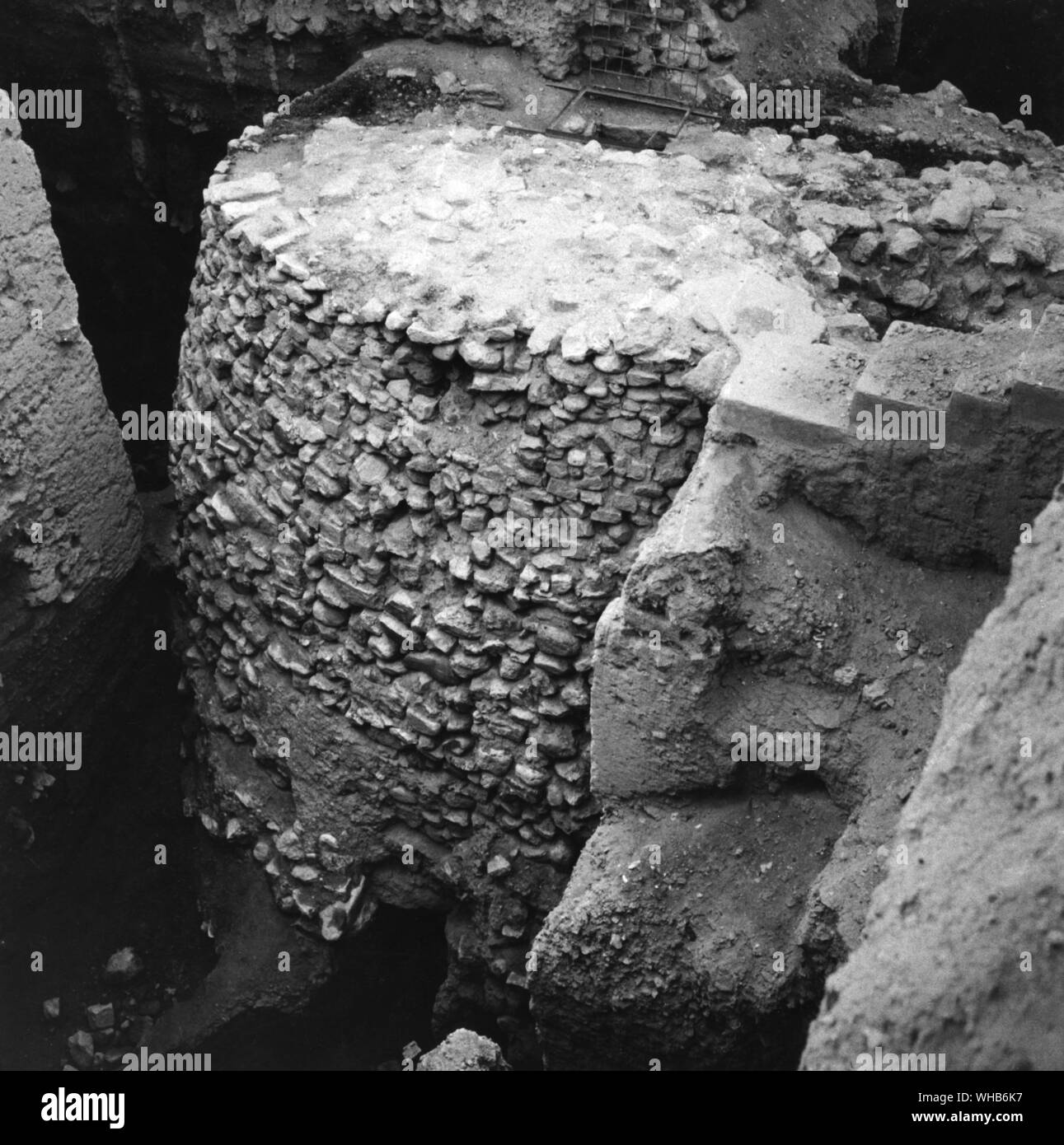 Gerico, la torre rotonda - 8.000 BC - Il primo resti della città sono a Tel es-Sultan. Il tel è una piccola collina che è il risultato di molti strati di abitazione sulla parte superiore di ogni altro. Nel mezzo del tel è uno spazio aperto in cui una grande rotonda torre in pietra si trova a. La sua età è stimata in migliaia di anni, appartenenti al primo insediamento a Gerico. Nel mezzo della torre è perfettamente conservato scalinata. Le pietre di questo edificio non sono fatte di fango, ma da pietre naturali. È questa torre che dà a Gerico il suo status di città più antica sulla terra, perché in nessun altro luogo una torre o Foto Stock