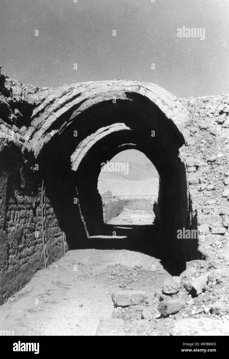 Mattoni di fango riviste attaccata al tempio mortuario di Ramesse II a Tebe. Ramesse II (noto anche come Ramesse il grande e in alternativa come trascritto e Ramses Ramses) era il terzo faraone egiziano del XIX dinastia. Egli è spesso considerato come l'Egitto più grandi e più potenti di faraone.. Foto Stock