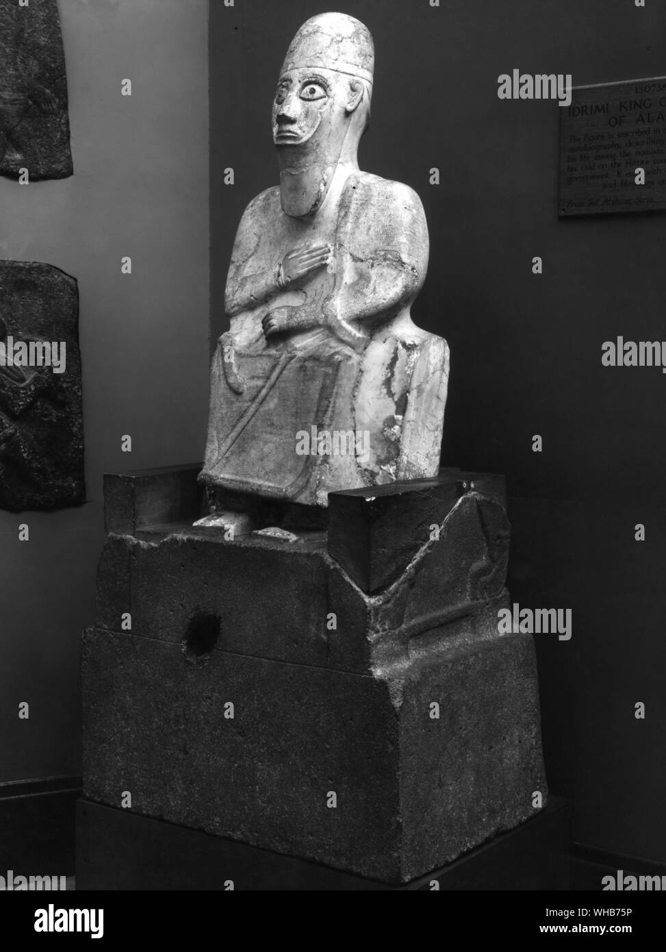 Idrimi, re di Alalah - Statua di Ydrimi -. Idrimi era re di Alalakh nella prima metà del XV secolo a.c. -. Alalakh o Alalah, è il nome di una città antica e il suo associato città-stato dell'Amuq River Valley, situato nella regione di Hatay nella Turchia meridionale vicino alla città di Antiochia (antico Antioch), e ora rappresentata da una vasta città-tumulo noto come Tell Atchana -. È probabile che nella prima metà del XV secolo, Idrimi, figlio del re di Aleppo può avere fuggito la sua città per Emar, ha viaggiato a Alalakh, acquisito il controllo della città e stato riconosciuto come un vassallo da Foto Stock