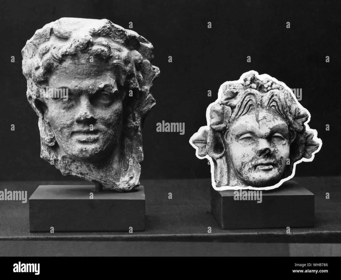 Diana dea della natura è onorato presso l'annata. Capo incoronato con foglie e uva un romano offerta votiva di Nemi Foto Stock