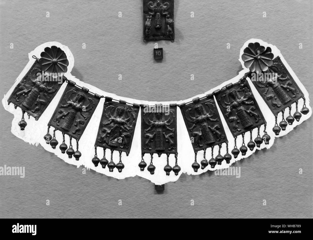 Diana dea della natura con il suo Lions su una collana in oro da Rodi VIII secolo A.C. Foto Stock