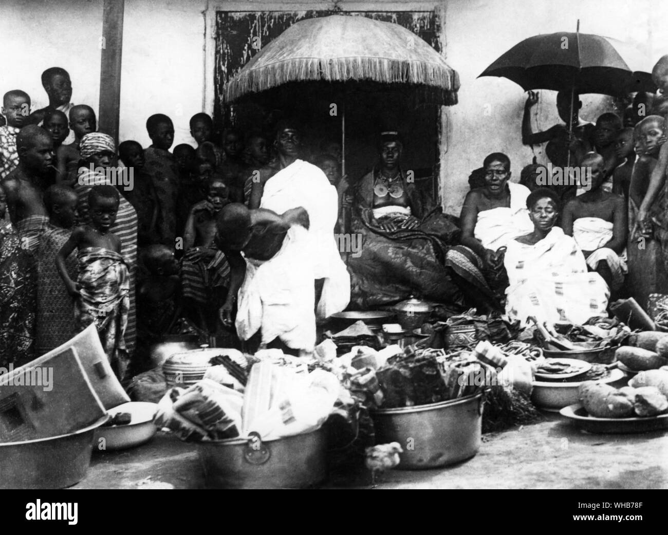 La divina e Royal persone. Sierra Leone. Capo tribù e la moglie sollevato al di sopra del suolo e schermati da ombrello dal sole che mostra la ricchezza del loro status Foto Stock