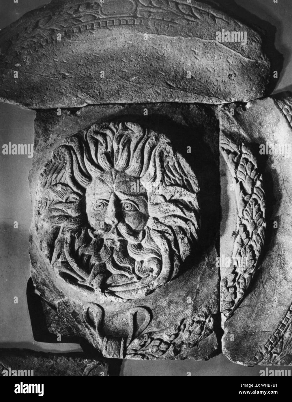 L'acqua e le molle sono tra i molti aspetti della natura che hanno ispirato la venerazione religiosa. Le proprietà medicinali delle molle a Bath erano conosciuti in epoca romana. Gregon la testa dal tempio di Minerva Sulis divinità delle sorgenti di acqua calda a Bath Foto Stock