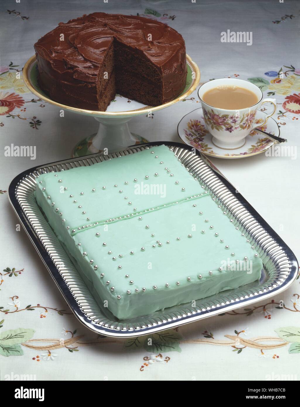 Torta al cioccolato e tennis la torta con la tazza di tè. Foto Stock