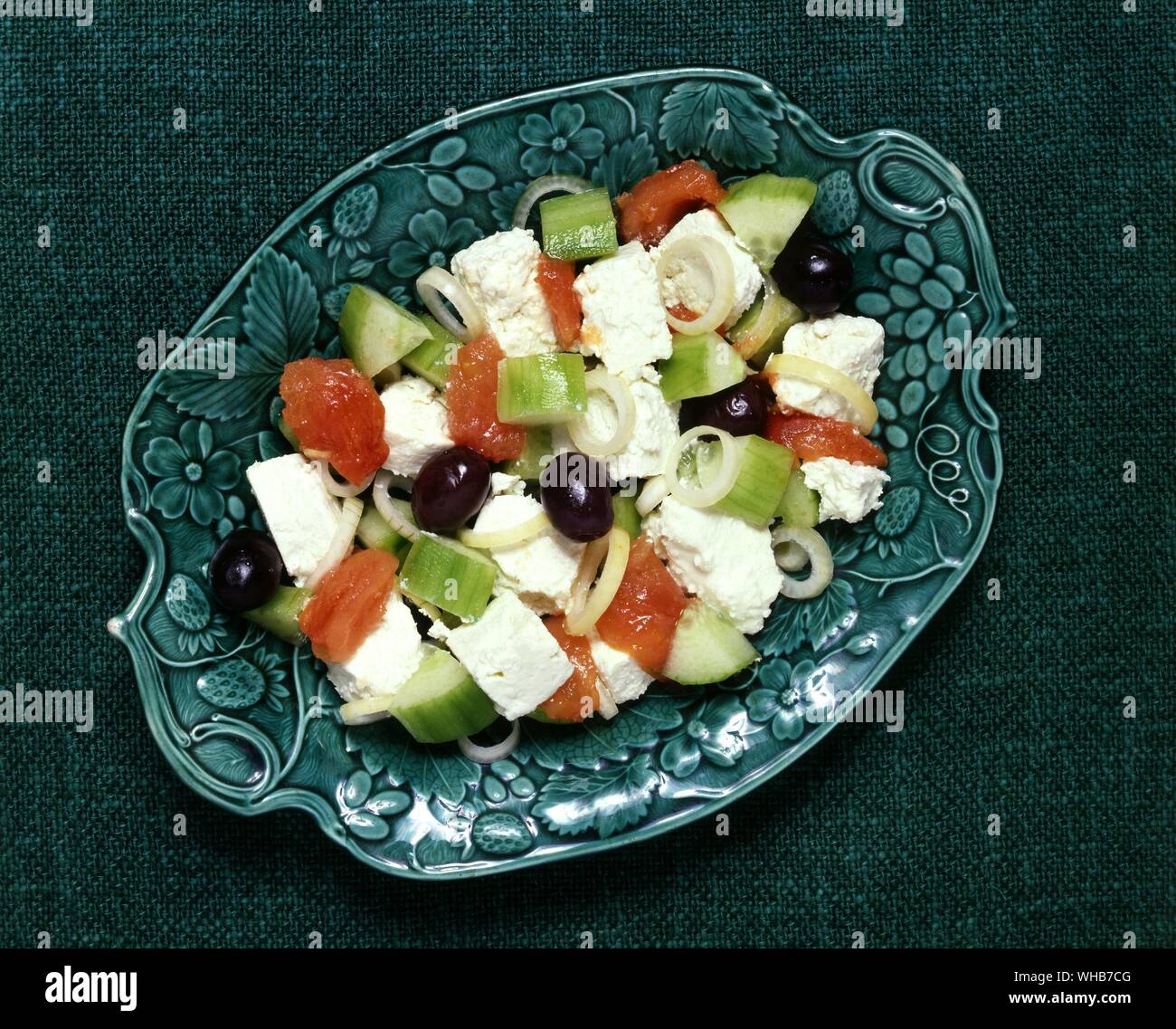 Insalata greca con il formaggio feta, le olive, cetriolo, sedano, pomodori, cipolle.. Foto Stock