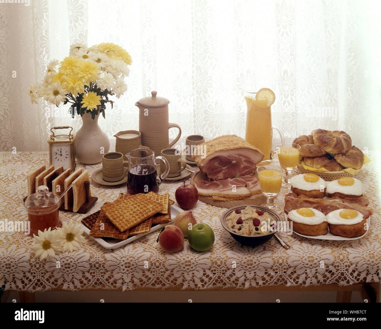 Array di cibo sulla tovaglia di pizzo. Foto Stock