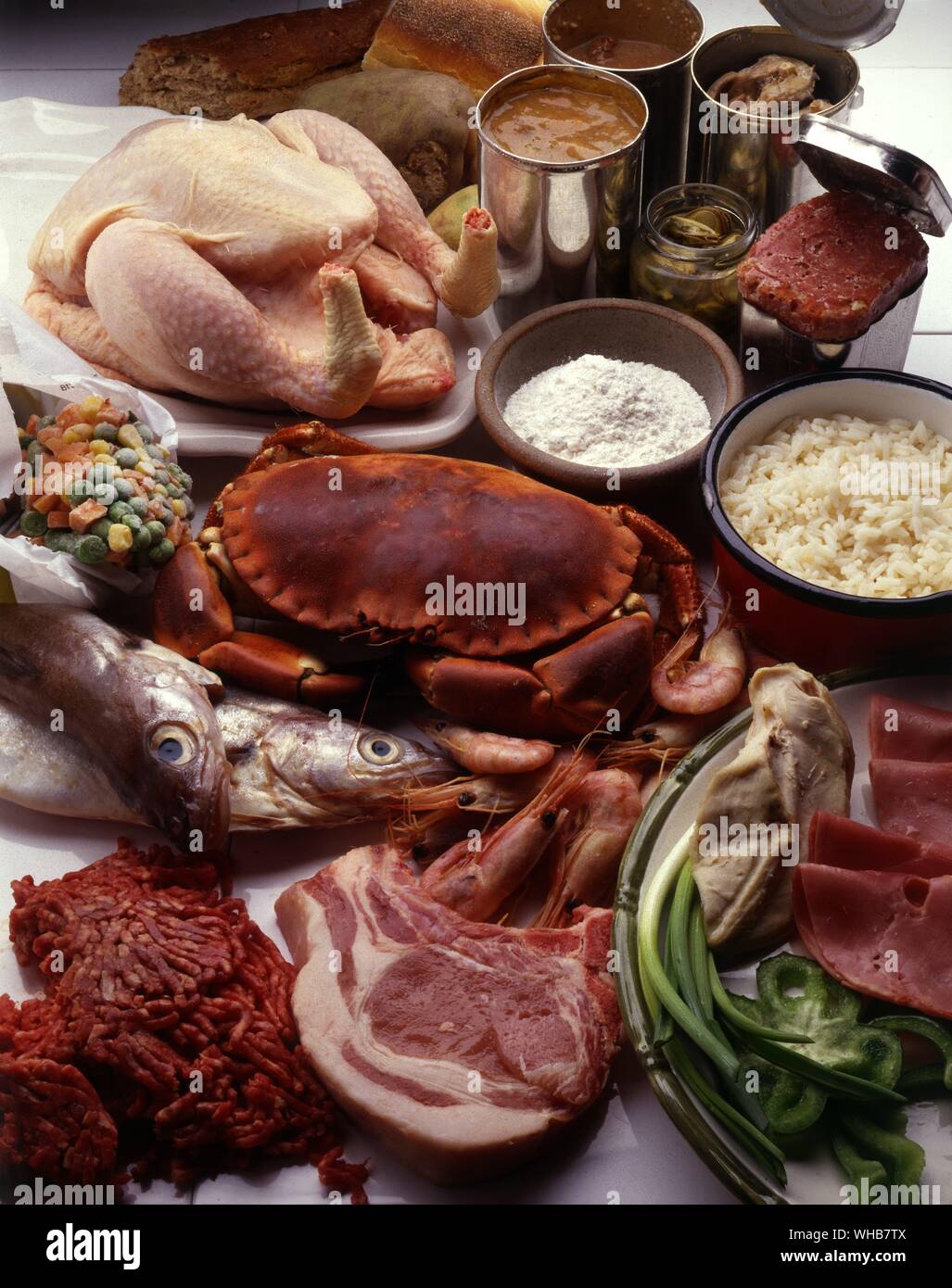 Prodotti alimentari - granchio pesci di pollo costolette di costolette di maiale tritate finemente macinato e gamberi corned beef fish eye. Foto Stock