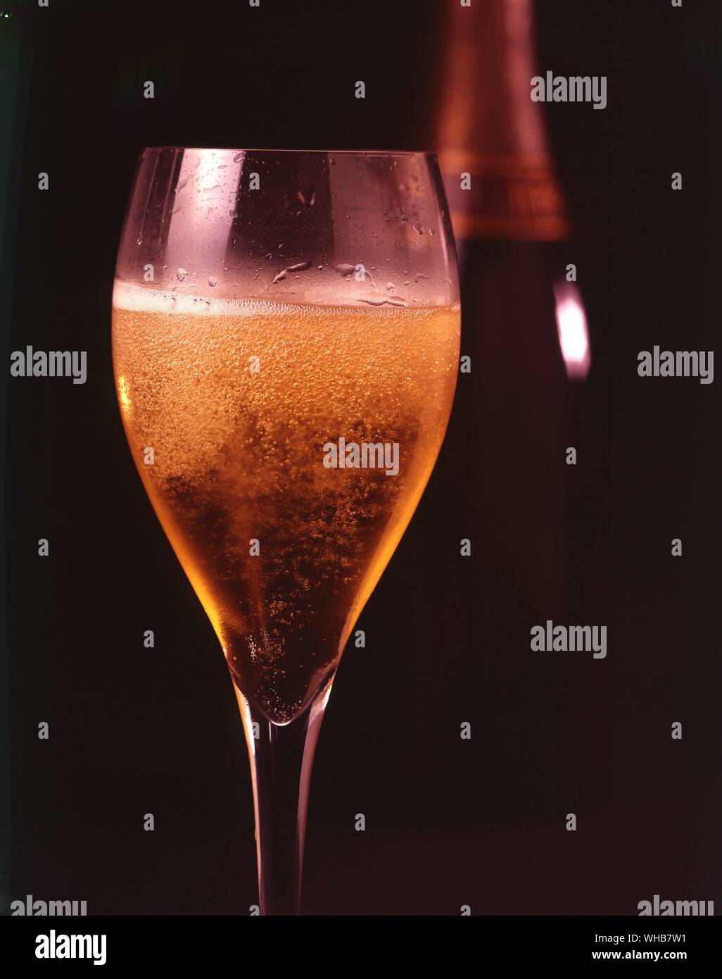 La bevanda alcolica in un bicchiere - probabilmente champagne. Foto Stock