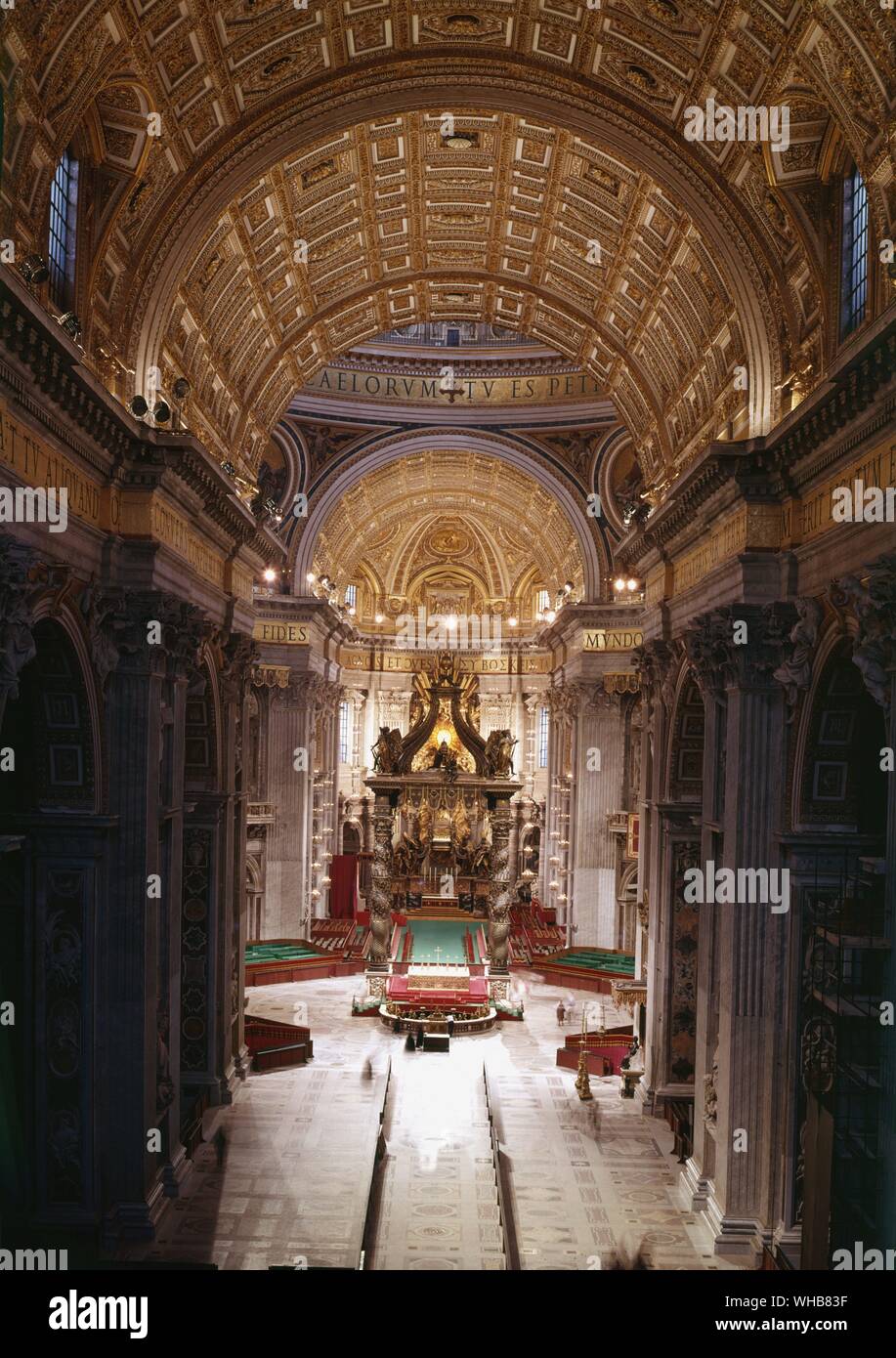Altare Maggiore - Bernini baldacchino , Basilica di San Pietro , Vaticano , Roma , Italy Foto Stock