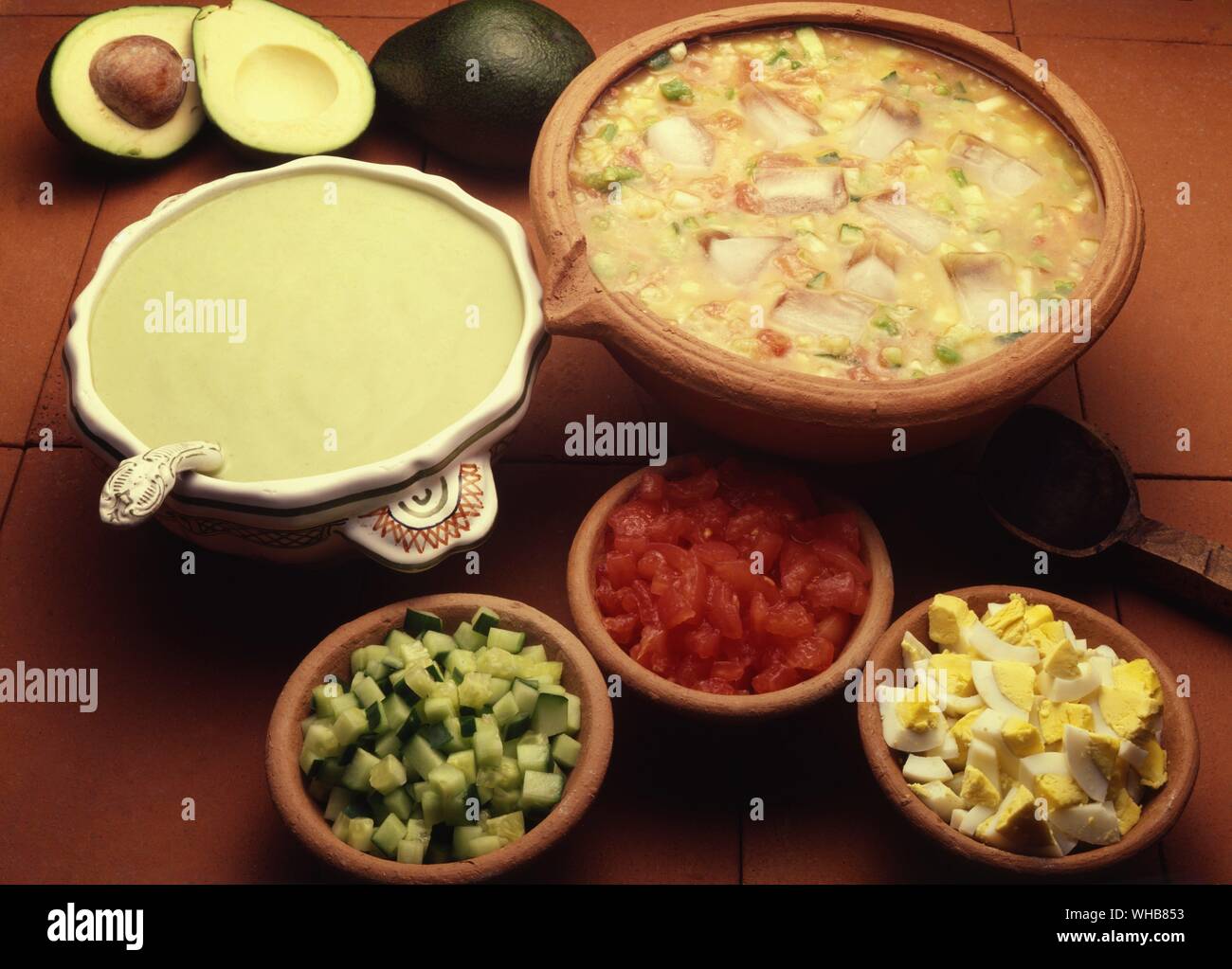 Cucina Internazionale - La zuppa - Crema di avocado (USA) a sinistra e il gazpacho ghiacciato (Spagna a destra). Foto Stock