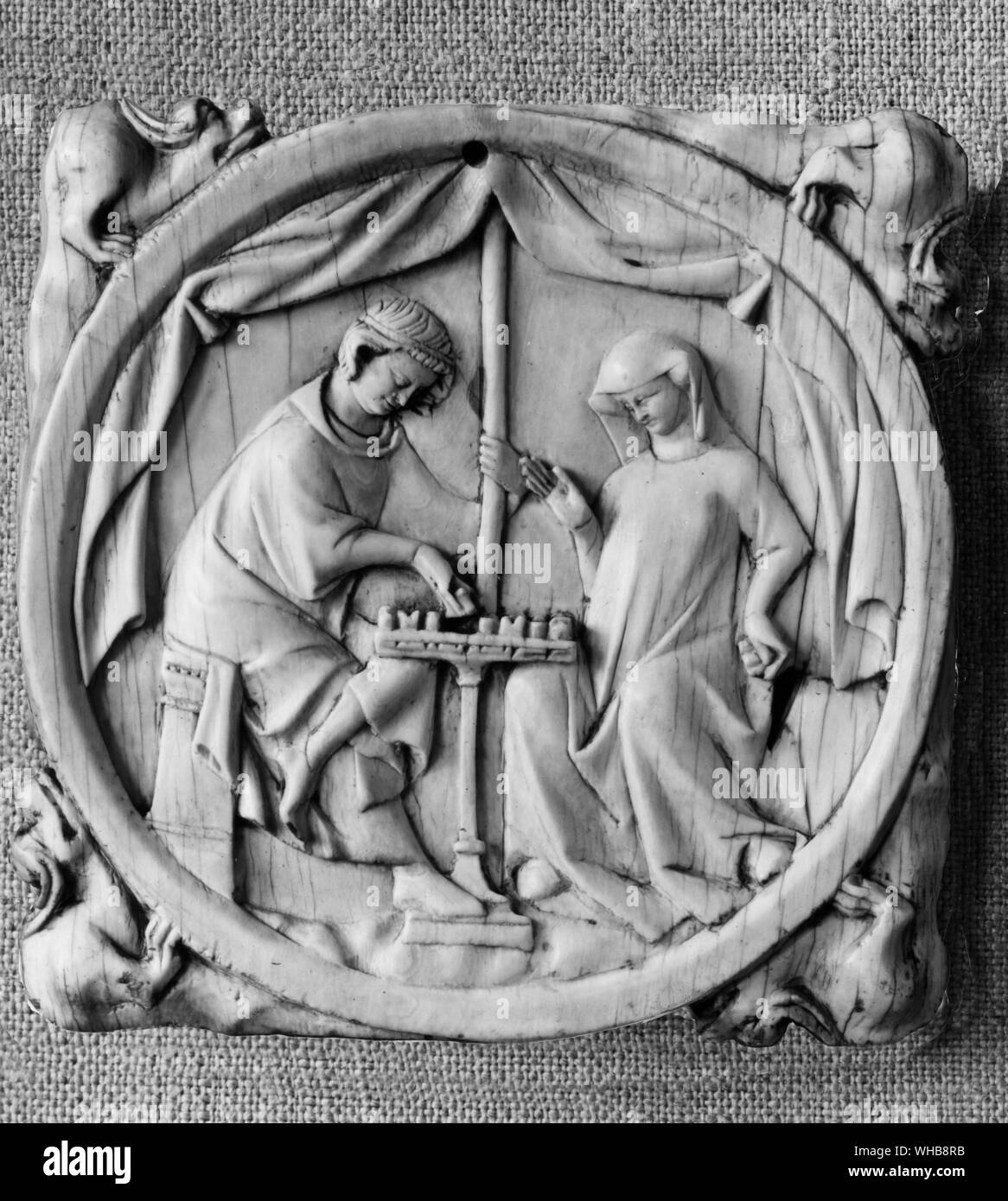 Vita quotidiana - scolpiti , Francese , Specchio d'Avorio caso mostra gioco di scacchi. Scena medievale. Foto Stock