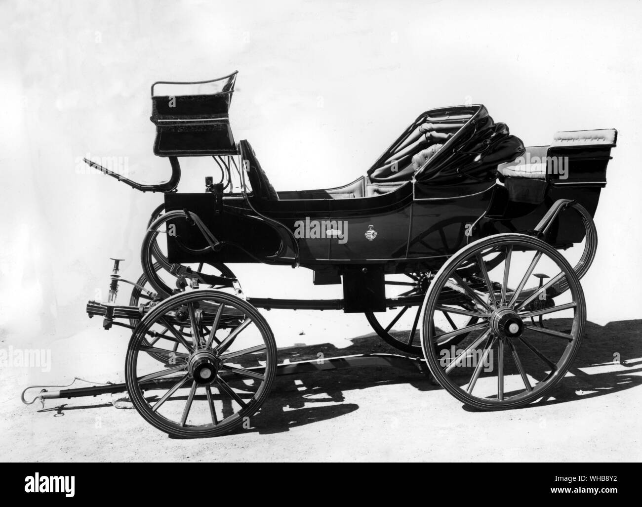 Un carrello Britzka 1820 - Il Museo delle Scienze di Londra.. Un britzka (anche ortografato brichka o britska) è un tipo di carrozza a cavalli. È stato un lungo carrello a quattro ruote, con una piegatura in alto al di sopra del sedile posteriore e una parte posteriore rivolta verso il sedile anteriore, e fu tirato da due cavalli. Le sue dimensioni lo ha reso adatto per uso come un XIX secolo equivalente ad un camper, come potrebbe essere adattato con ogni genere di comfort (Letti, fasciatoi e così via) per il viaggiatore. Foto Stock