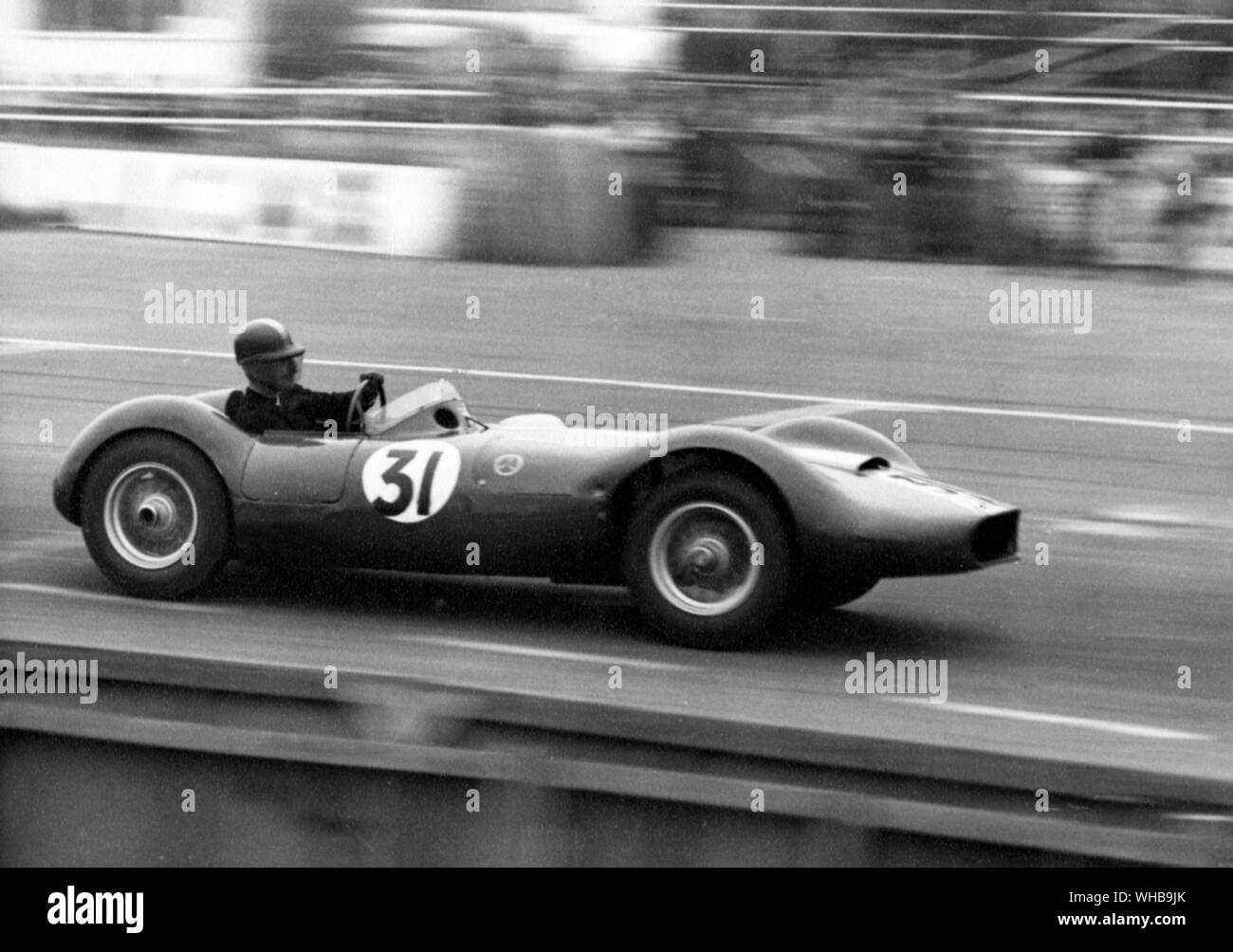 Gp di Gran Bretagna : sports car race, William Archibald Scott Brown (W A Scott Brown) in un Lister-Maserati a Woodcote.. . Foto di J H Cavalieri. . 1956 Foto Stock