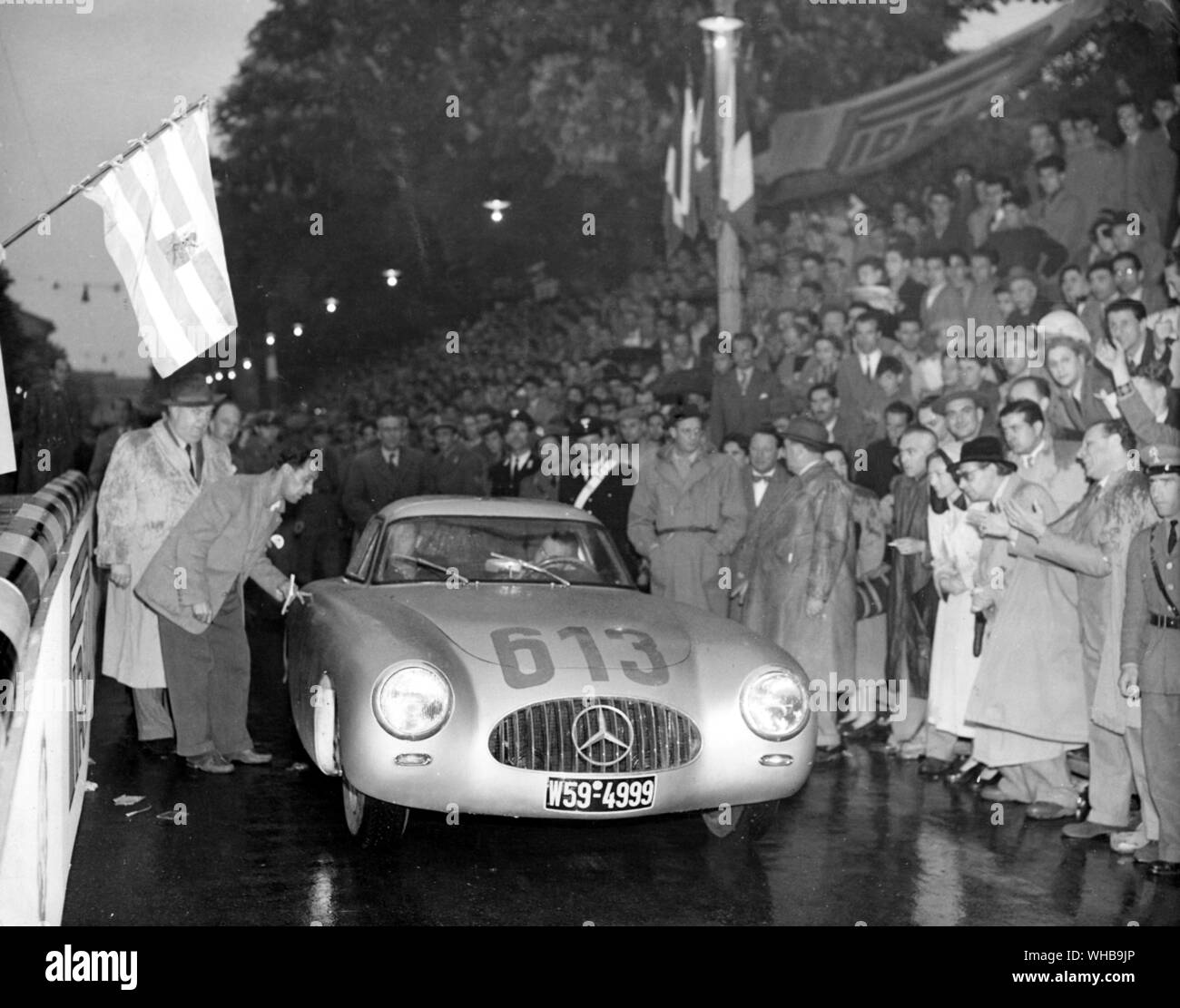 La Mercedes vettura della coppia tedesco Rudolph Caracciola e co-driver Kurrle si prepara a lasciare Brescia , Italia , all'inizio del Mille Miglia (1000 Miglia gara). 4 Maggio 1952 Foto Stock