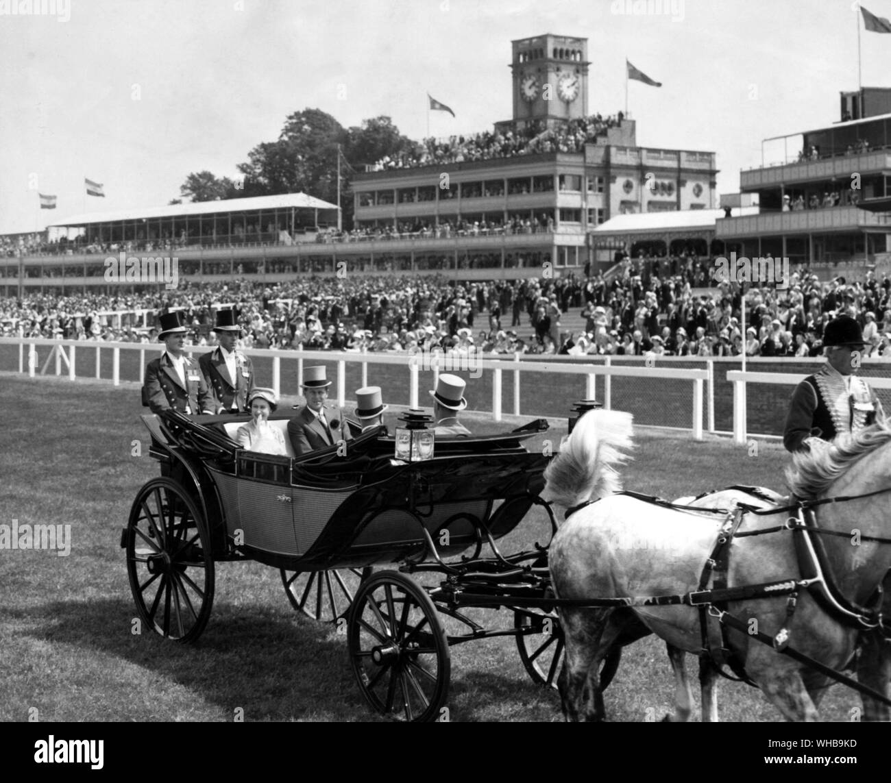 La regina che arrivano a Ascot Race Course nella Royal carrello con il principe Filippo e il duca di Gloucester. 18 Giugno 1957 Foto Stock